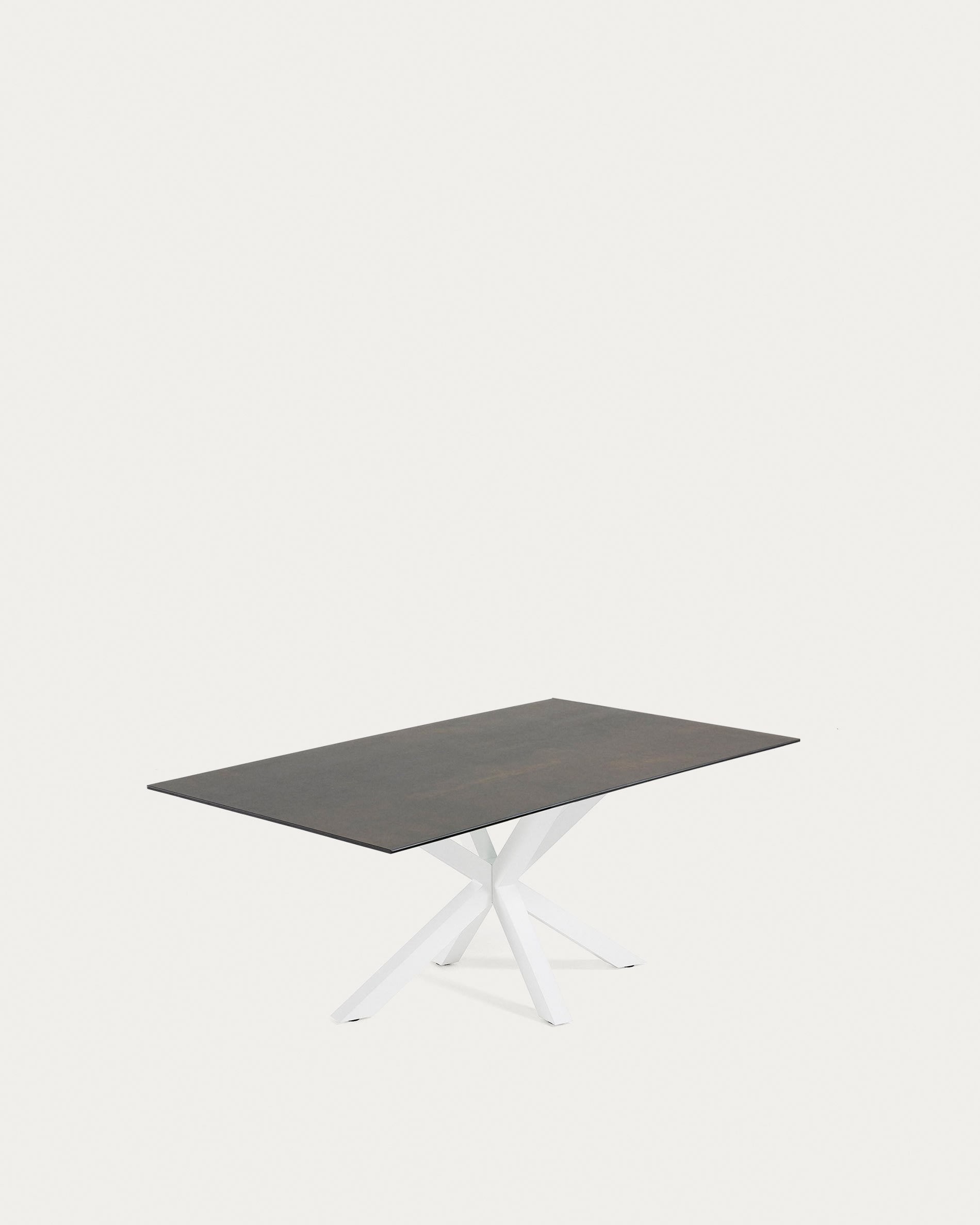 Der Tisch Argo vereint robuste Iron Moss-Porzellanplatte mit eleganten weissen Stahlbeinen, ideal für stilvolle Zusammenkünfte.