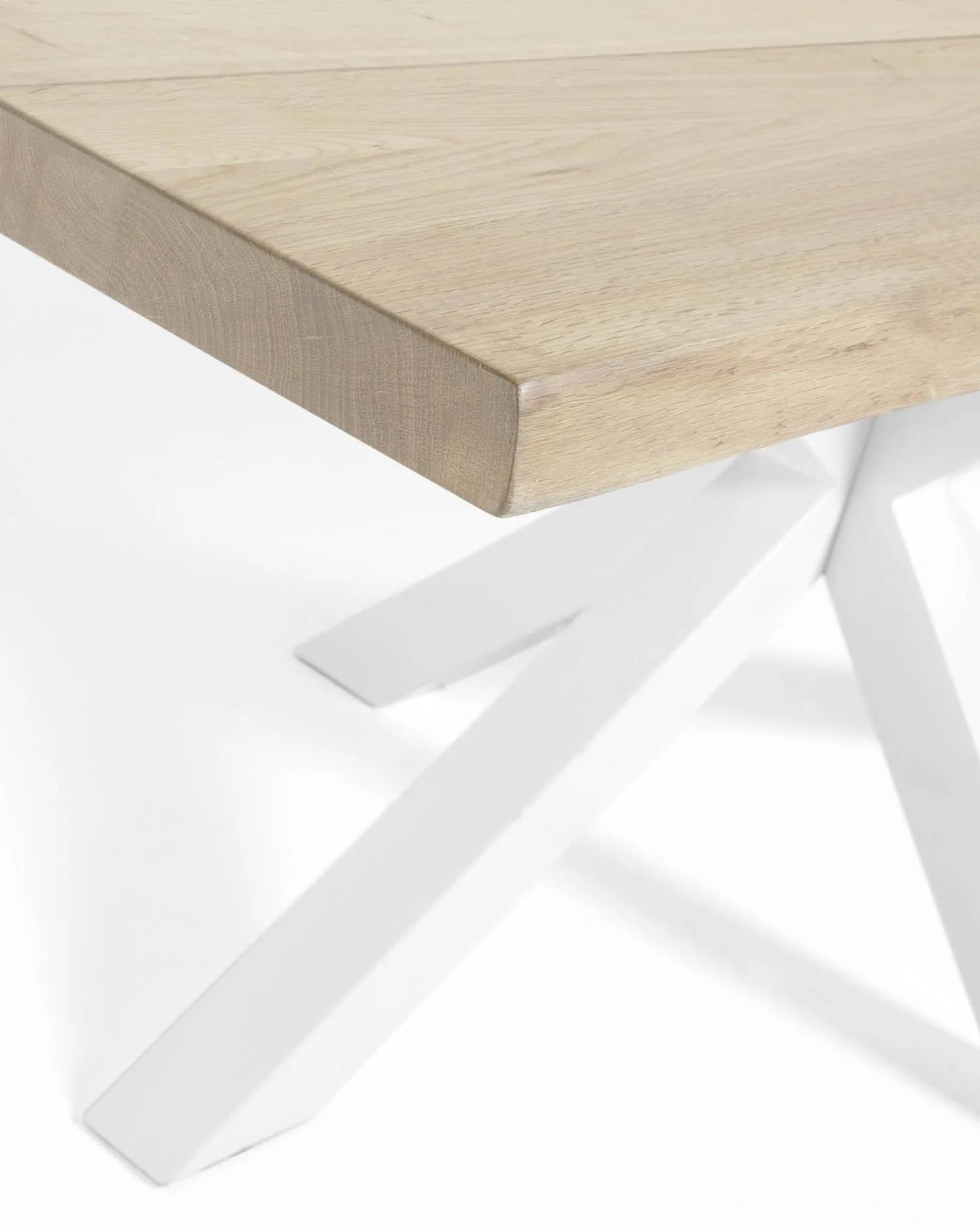 Argo Tisch Eichenfurnier geleichtes Finish und Stahlbeine weiß 160 x 90 cm in  präsentiert im Onlineshop von KAQTU Design AG. Esstisch ist von Kave Home