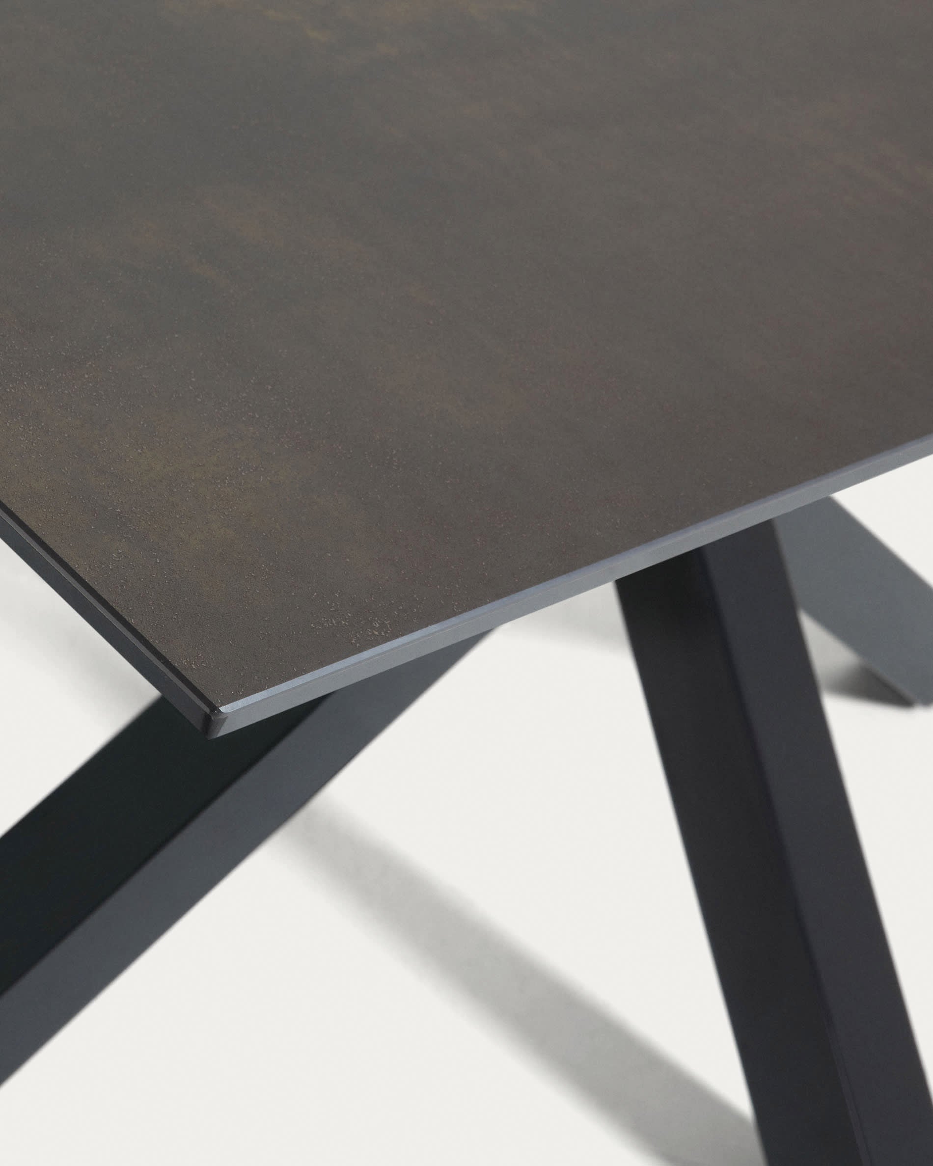 Entdecken Sie den eleganten Tisch Argo von Kave Home: 160 x 90 cm, mit widerstandsfähiger Iron Moss-Porzellanplatte und stabilen Stahlbeinen in Schwarz.