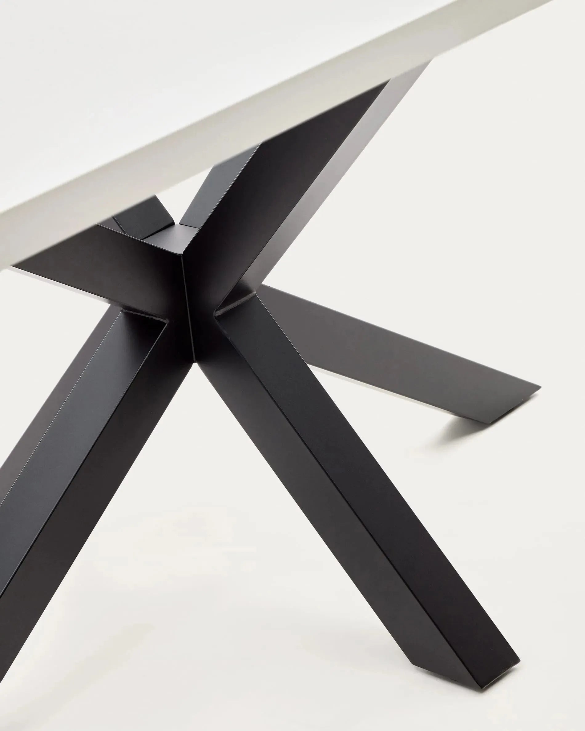 Eleganter Tisch Argo: Weiße Melamin-Oberfläche, schwarze Stahlbeine, 160x100 cm, perfekt für moderne Wohn- und Arbeitsräume.