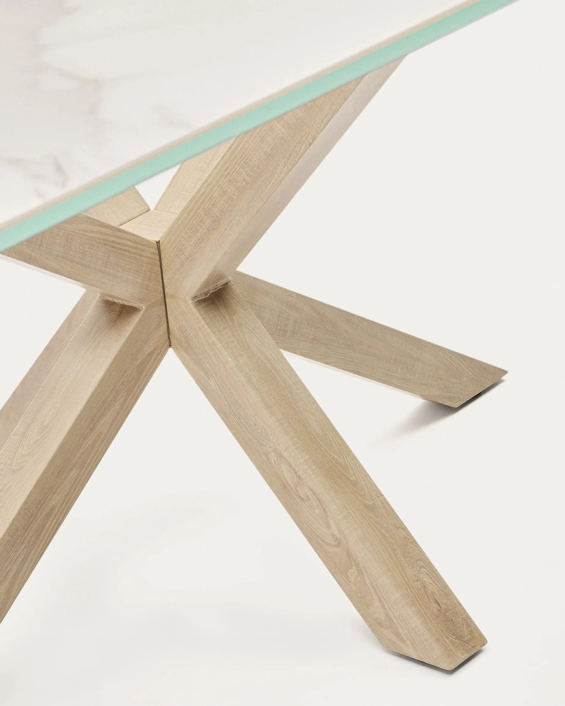 Moderner Argo Tisch: Weiße Feinsteinzeugplatte, Stahlbeine mit Holzeffekt, 160x90 cm, stilvoll und robust.