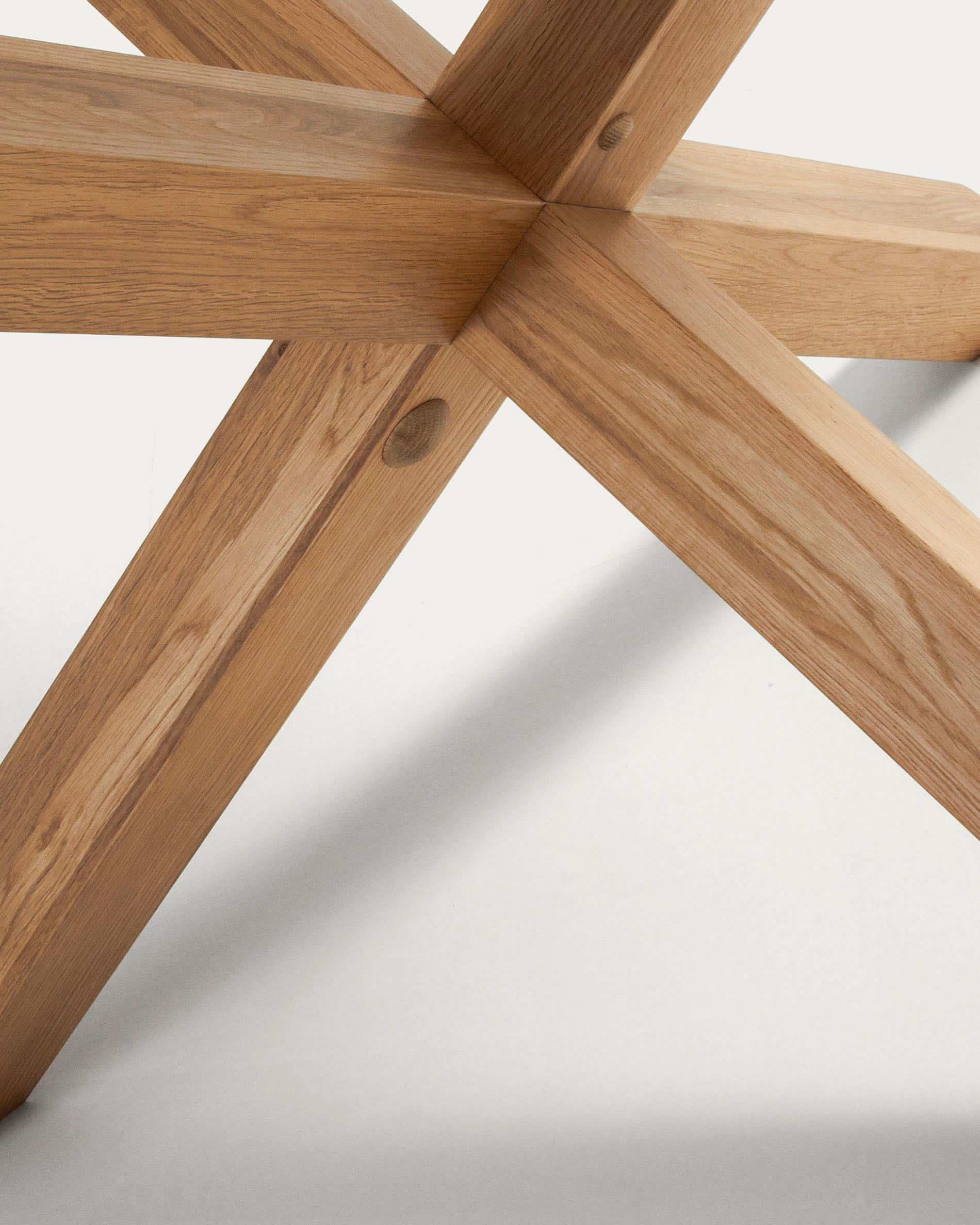 Runder Tisch Lotus Ø 120 cm, weiße MDF-Tischplatte, massive Eichenholzbeine, ideal für modernes Esszimmer oder Küche.