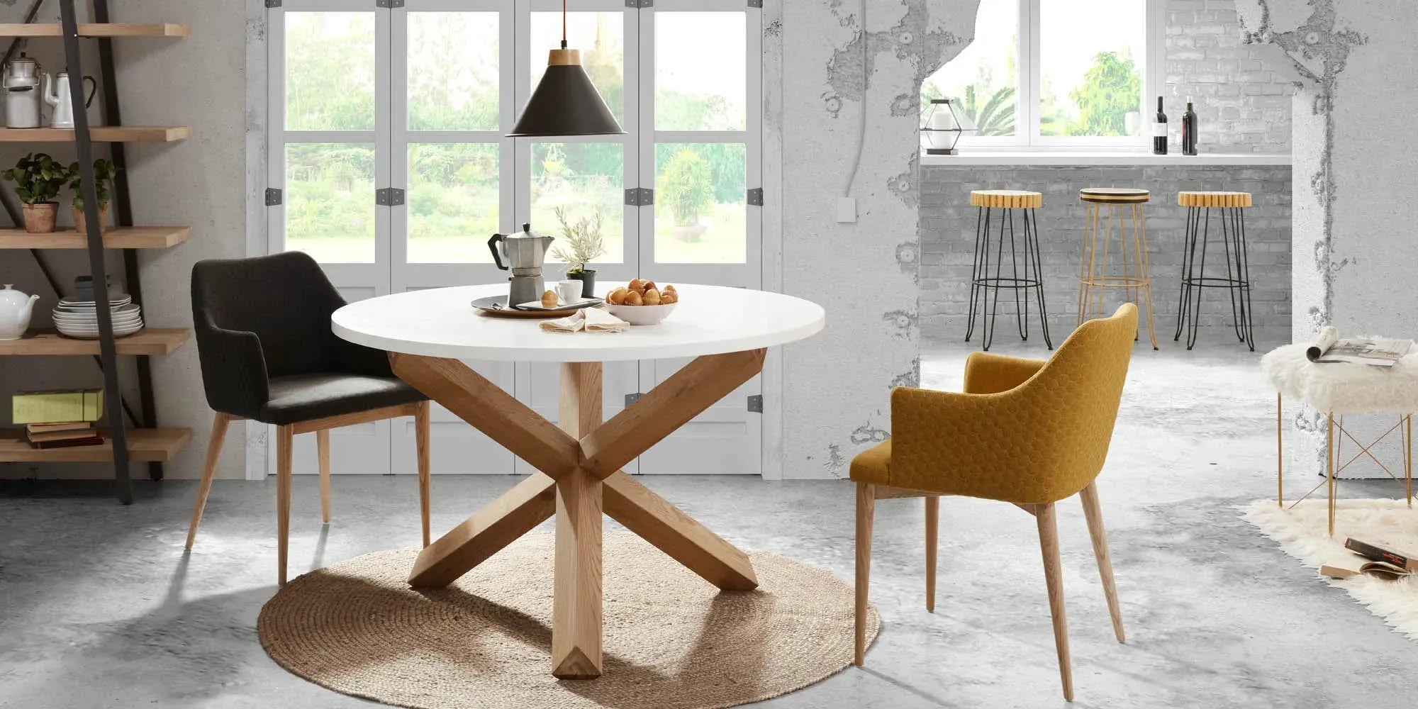 Moderner runder Tisch Lotus Ø 120 cm, weiß lackierte MDF-Platte, massive Eichenbeine, stilvoll und funktional.