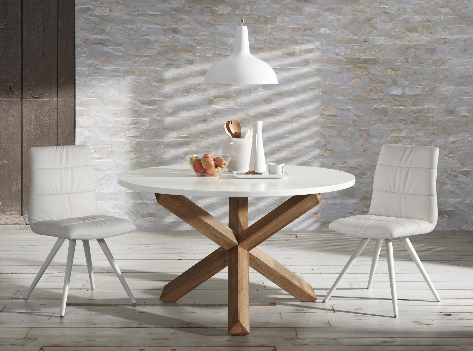 Moderner runder Tisch Lotus Ø 120 cm, weiße MDF-Platte, stabile Eichenholzbeine, stilvoll und funktional für Ihr Zuhause.