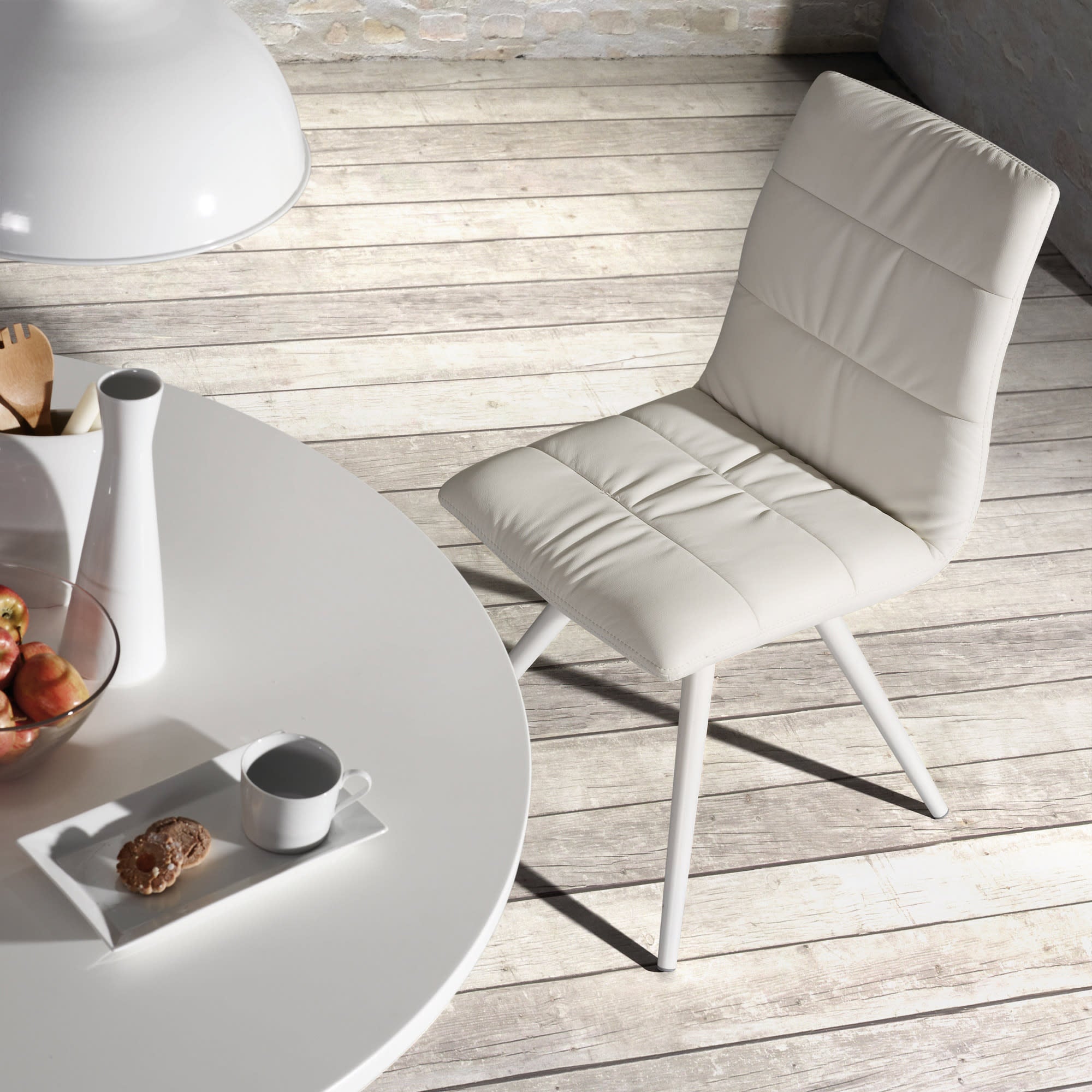 Runder Tisch Lotus Ø 120 cm, weiße MDF-Tischplatte, massive Eichenholzbeine, modernes Design, ideal für Esszimmer oder Küche.