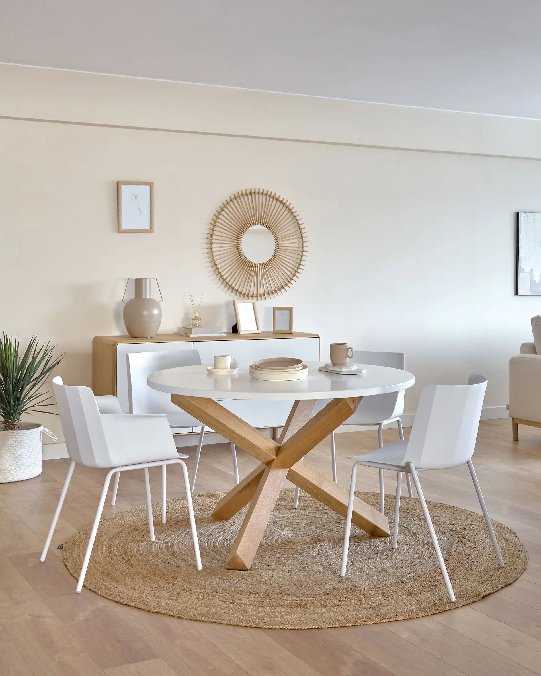 Eleganter runder Tisch mit weißer MDF-Platte und stabilen Eichenbeinen, ideal für moderne Wohnräume.