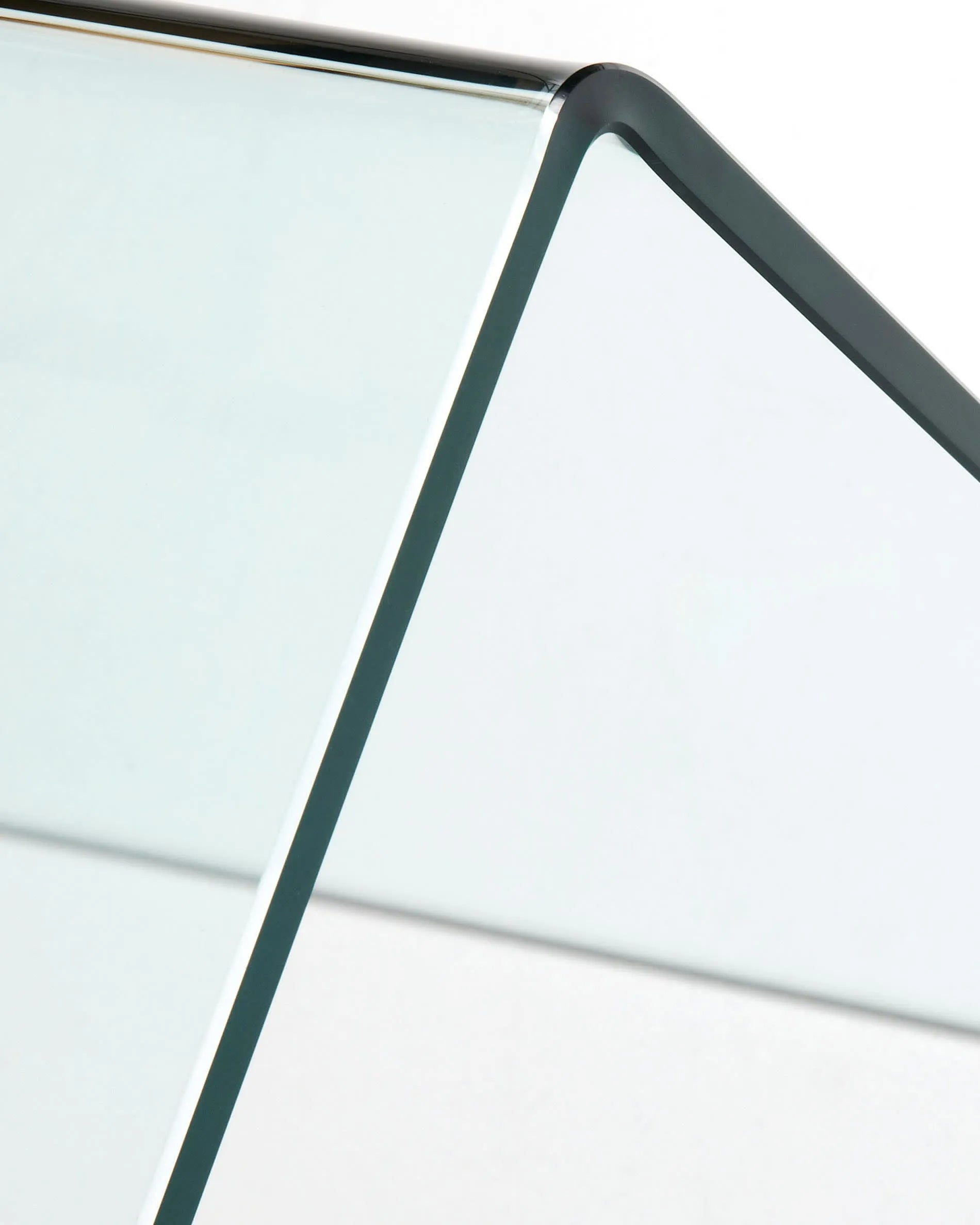 Der Burano Tisch: Eleganz in Glas, 125x70 cm, ideal für kleine Räume. Zeitloses Design, pflegeleicht und robust.