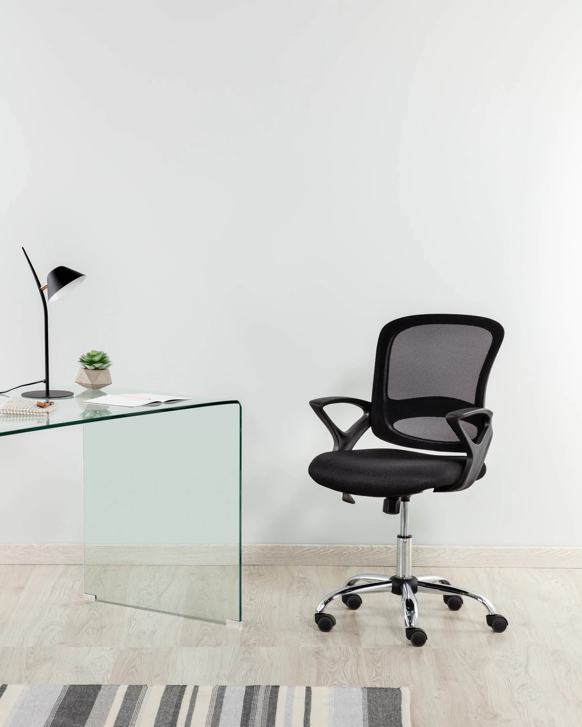 Der Burano Tisch: Eleganz in Glas, 125x70 cm, ideal für kleine Räume. Zeitloses Design, pflegeleicht und robust.