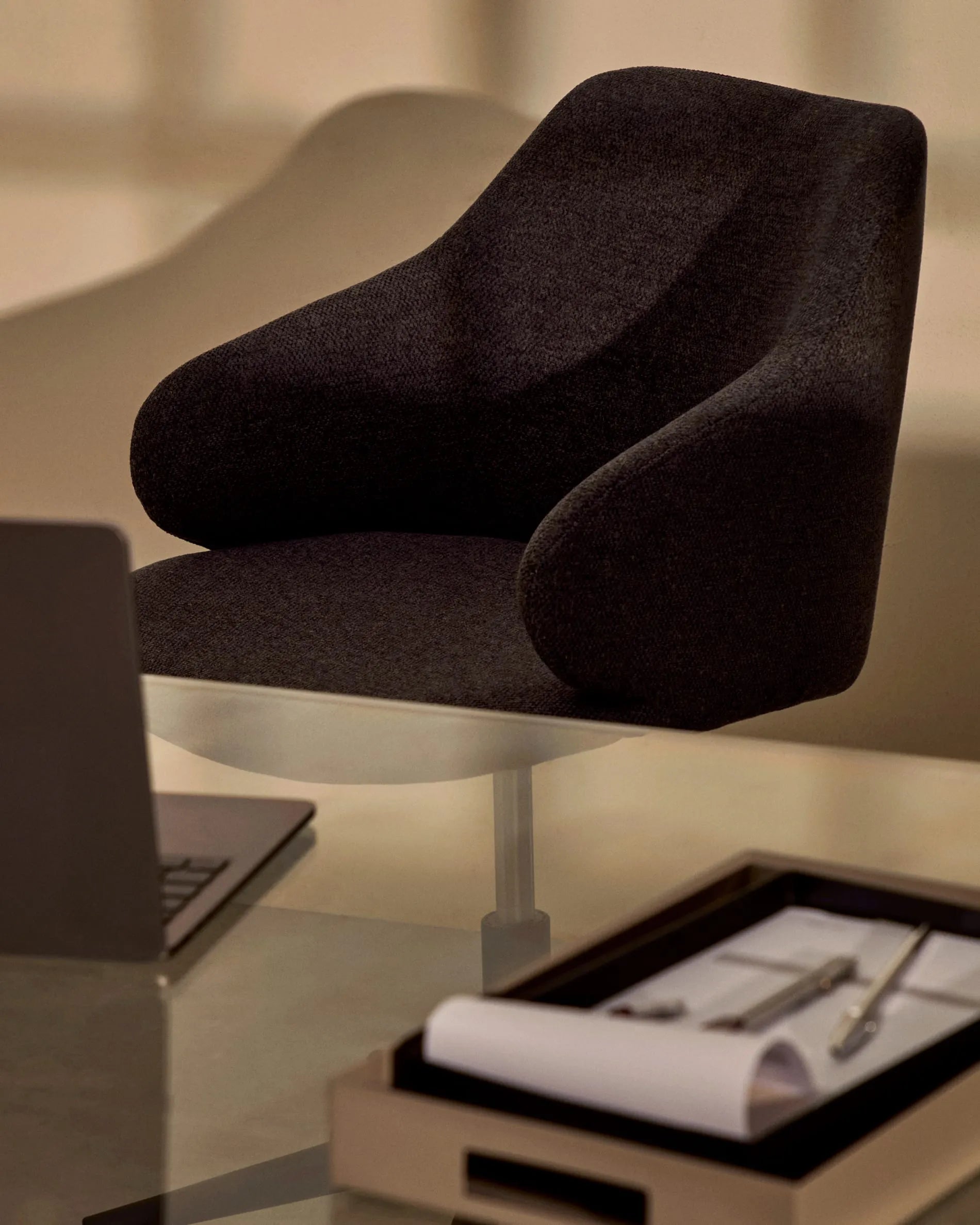 Der Burano Tisch: Eleganz in Glas, 125x70 cm, ideal für kleine Räume. Zeitloses Design, pflegeleicht und robust.