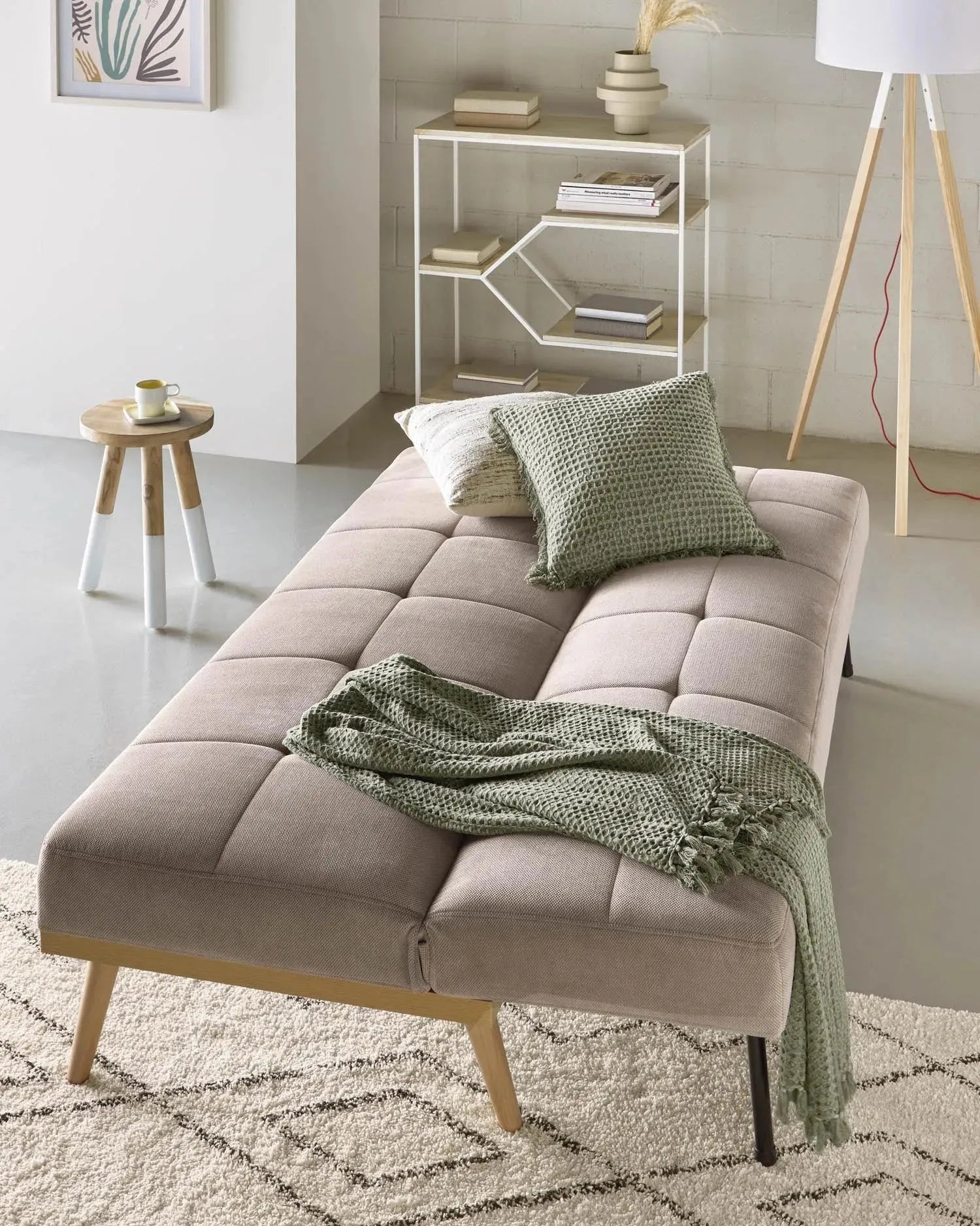 Der Brocsy Hocker von Kave Home kombiniert stilvolles Design mit Funktionalität und passt perfekt in moderne Wohnkonzepte.