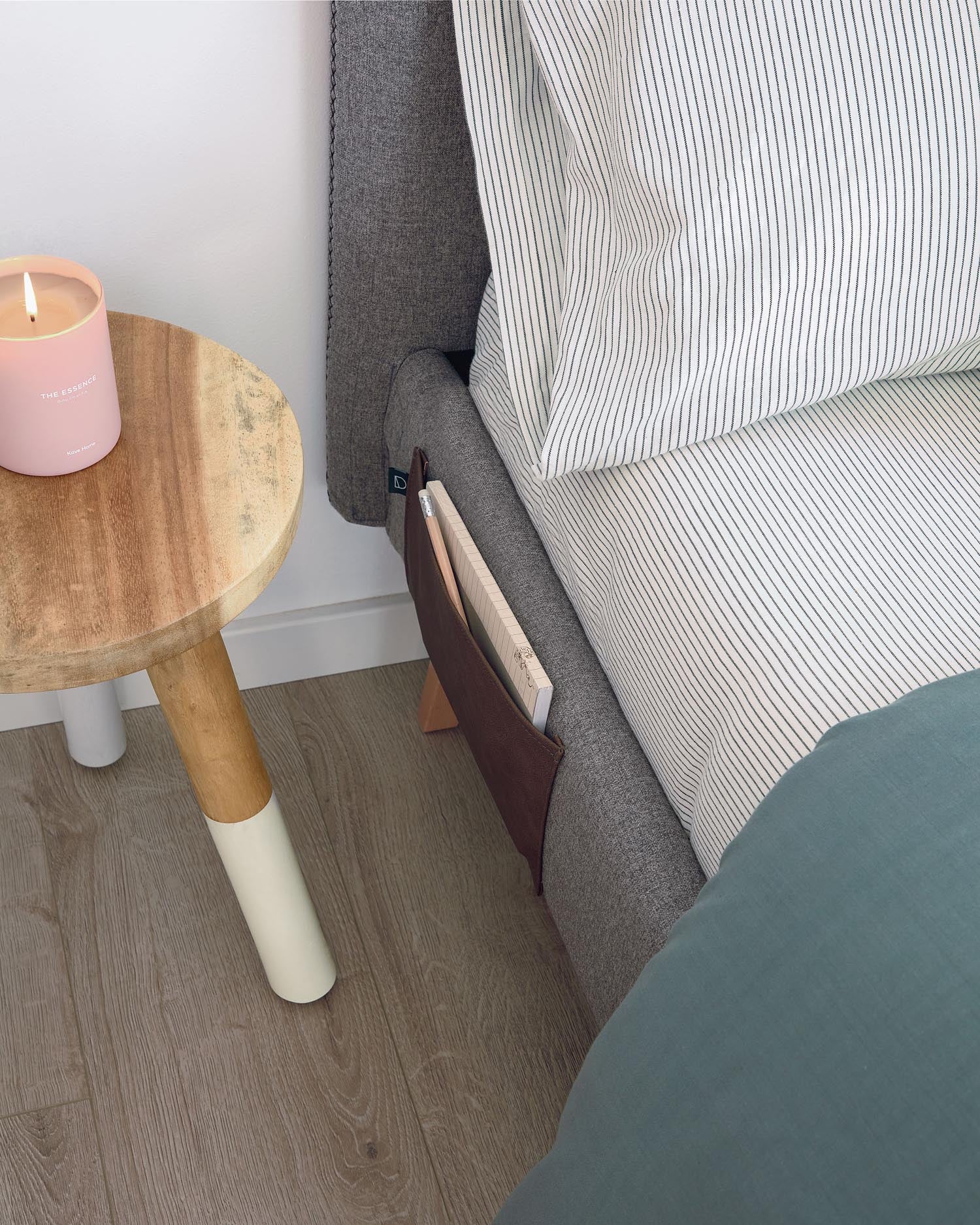 Der Brocsy Hocker von Kave Home besticht durch modernes Design und Funktionalität, ideal für zeitgemässe Wohnräume.