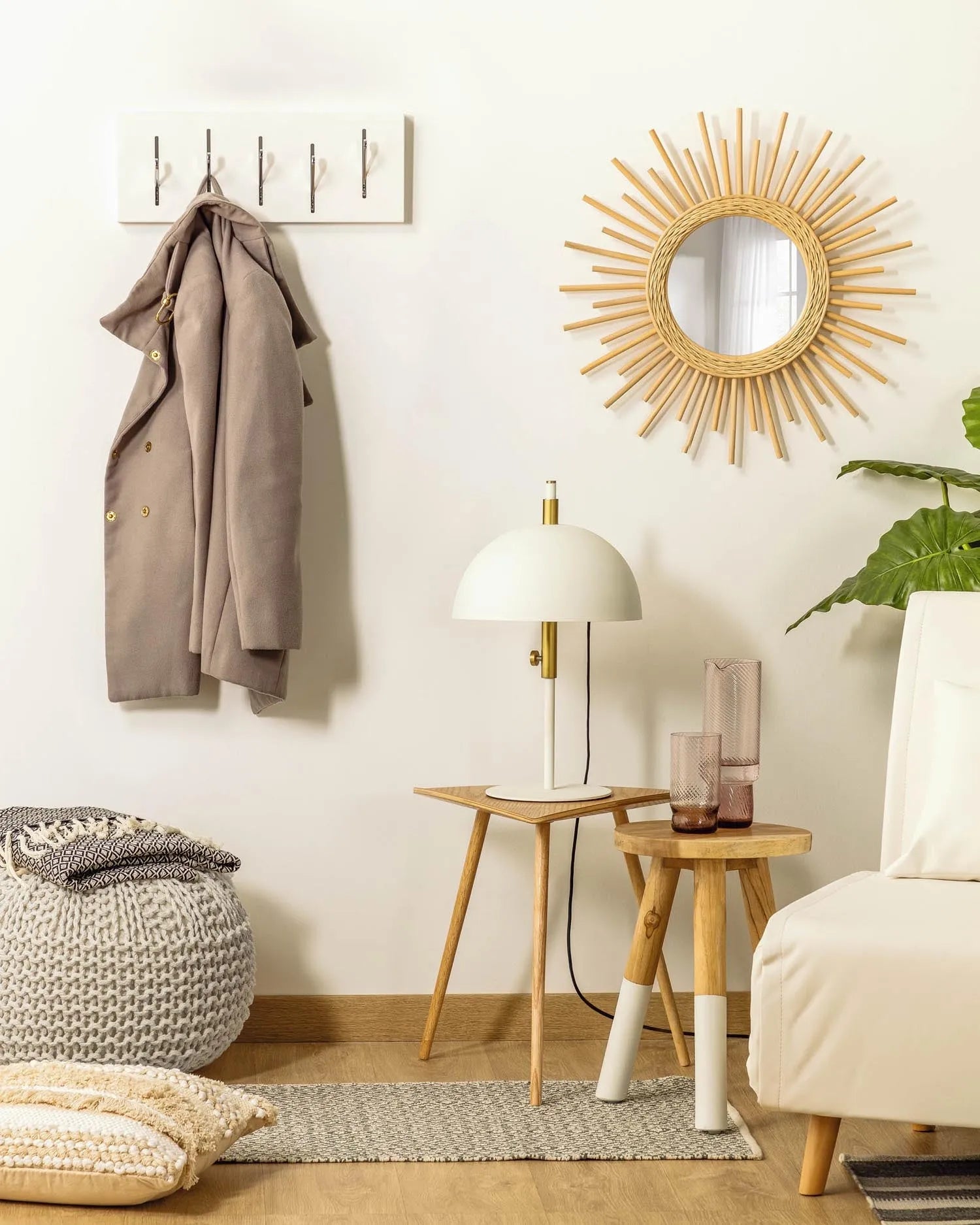Der Brocsy Hocker von Kave Home vereint stilvolles Design mit praktischer Funktion, perfekt für moderne Wohnkonzepte.