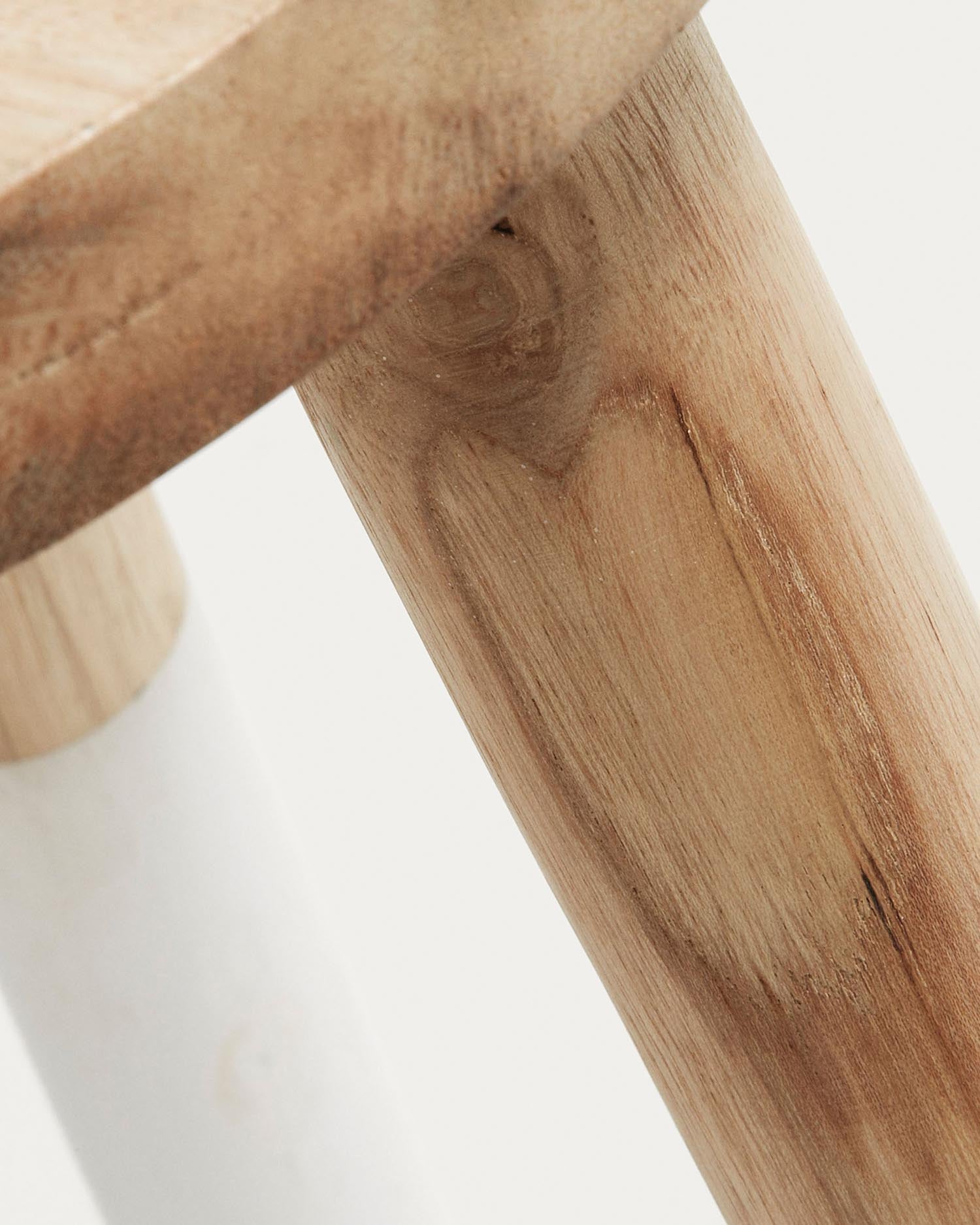 Der Brocsy Hocker von Kave Home ist ein elegantes Möbelstück aus robustem Mungurholz, das Funktionalität und natürliche Schönheit vereint.