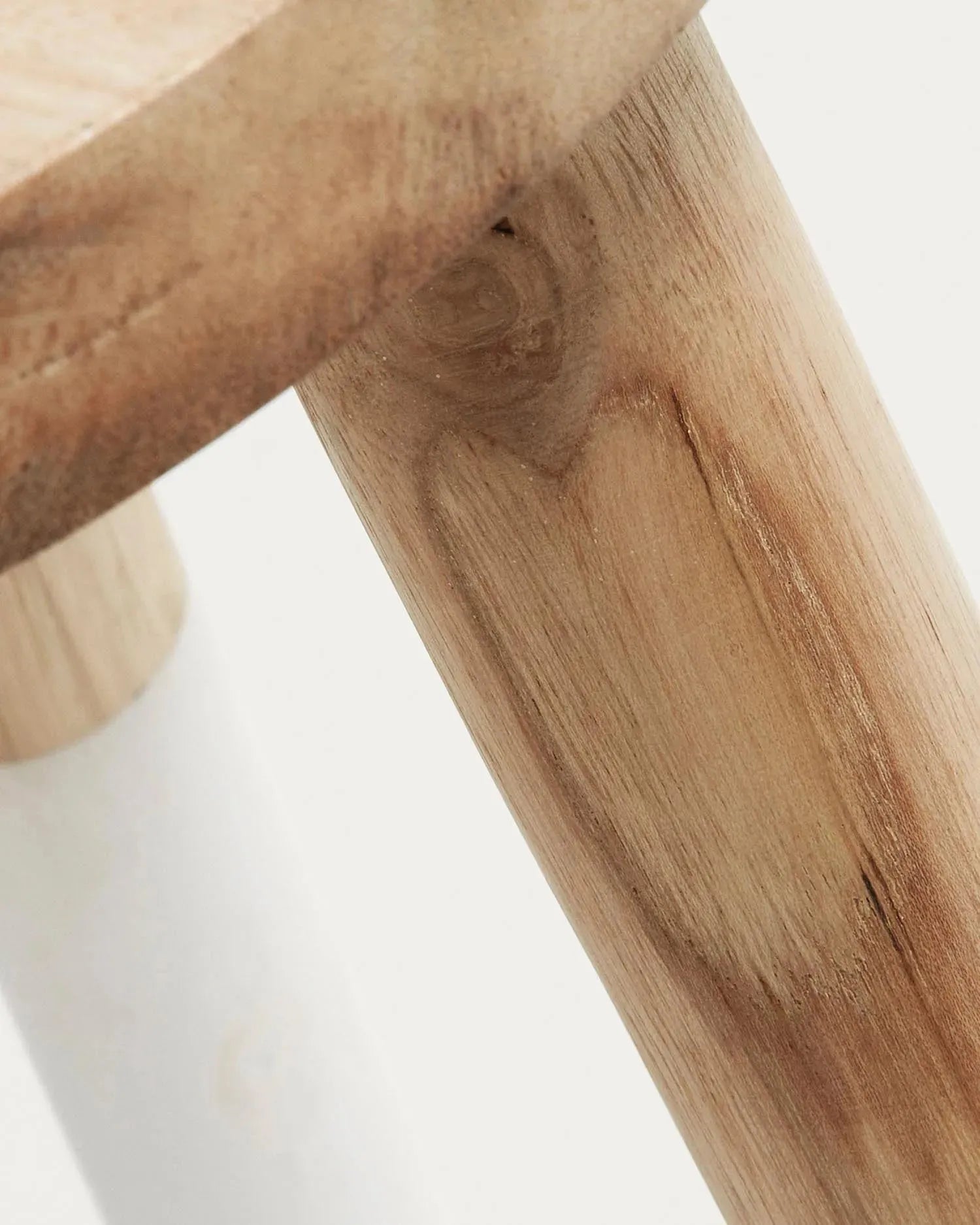 Der Brocsy Hocker von Kave Home besticht durch modernes Design und Funktionalität, ideal für zeitgemäße Wohnräume.