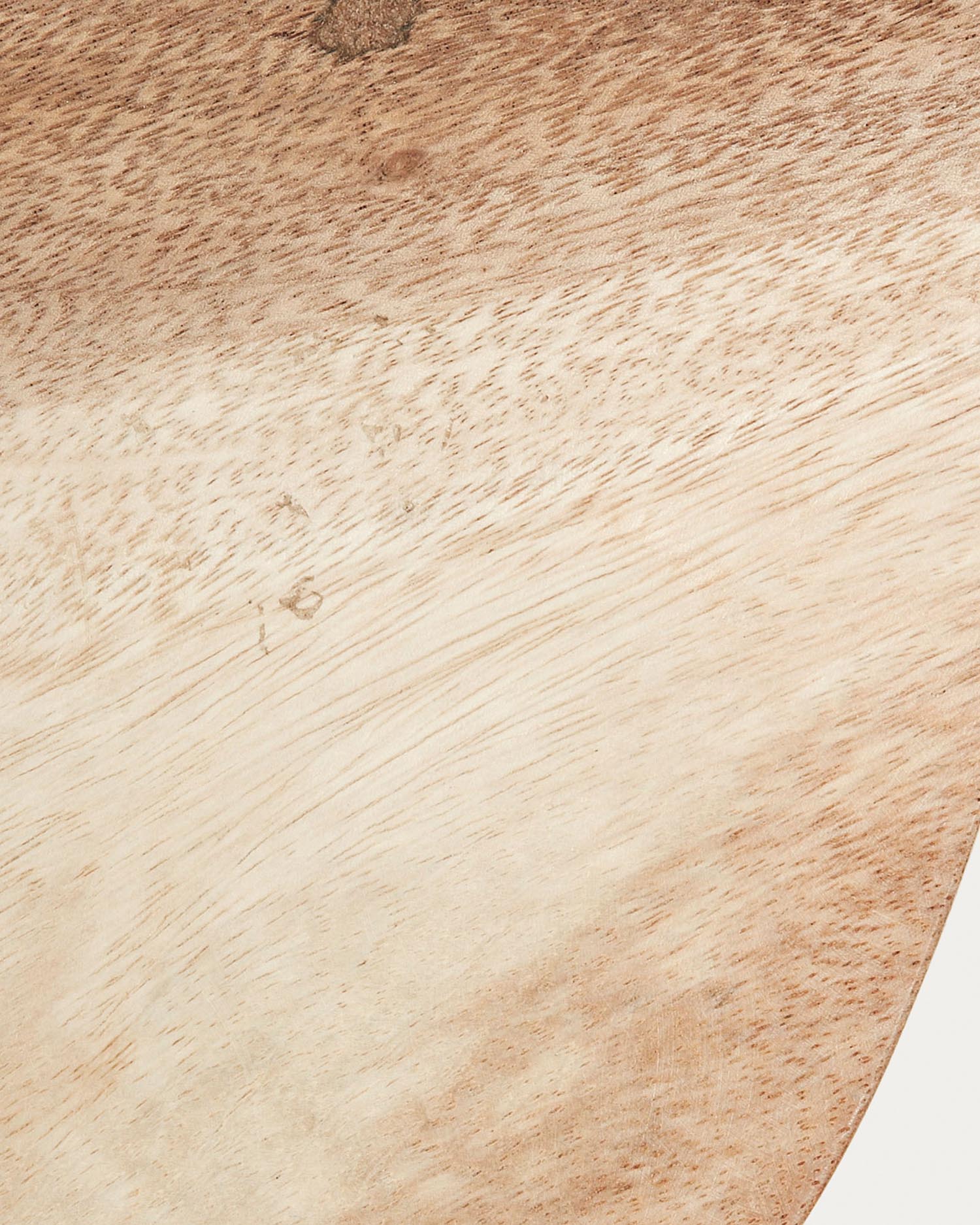 Entdecken Sie den Brocsy Hocker von Kave Home: Ein stilvolles, nachhaltiges Möbelstück aus Mungurholz, das jedem Raum Charme verleiht.