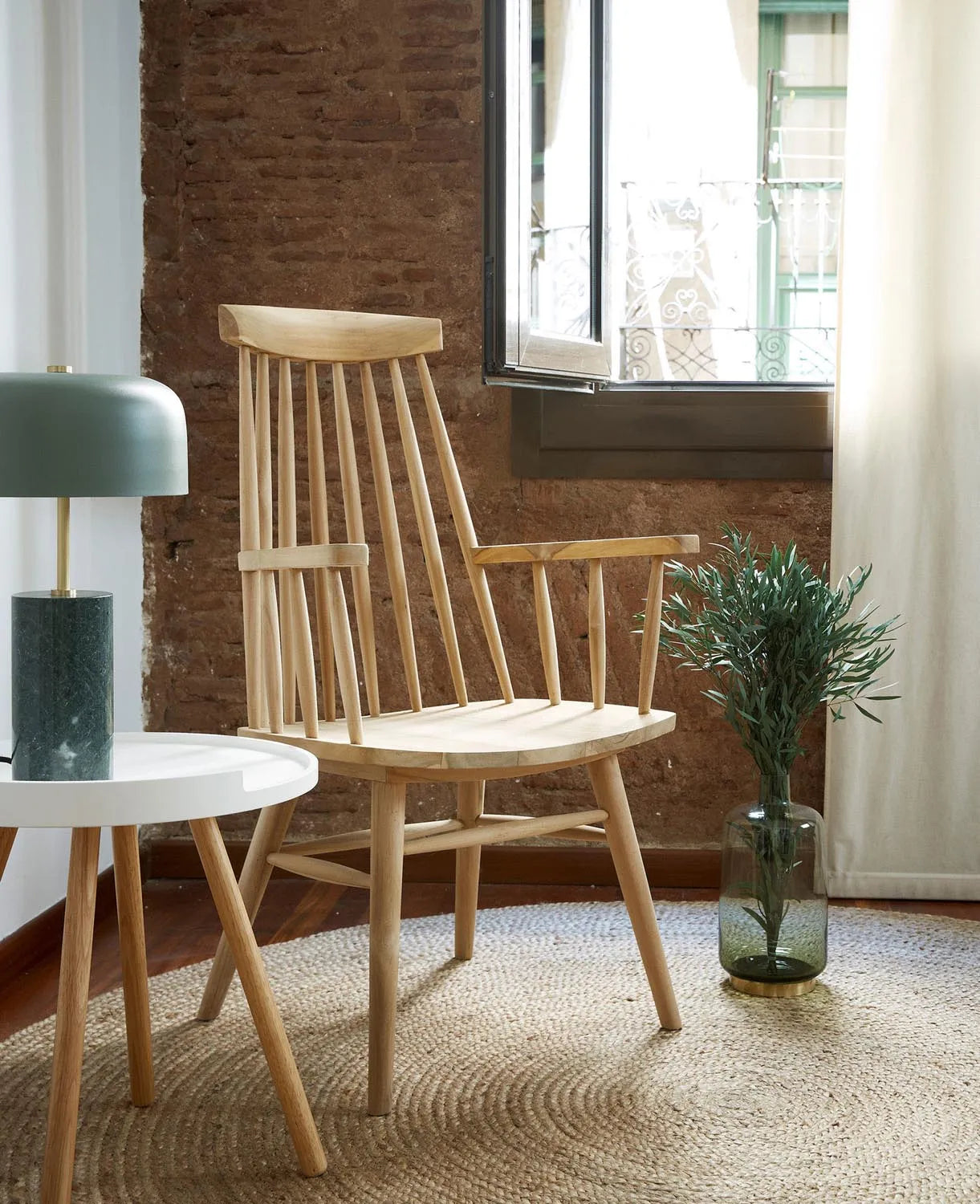 Weißer Kurb Beistelltisch, Ø 46 cm, mit stabilen Kautschukholz-Beinen. Ideal für moderne Räume, vielseitig einsetzbar.