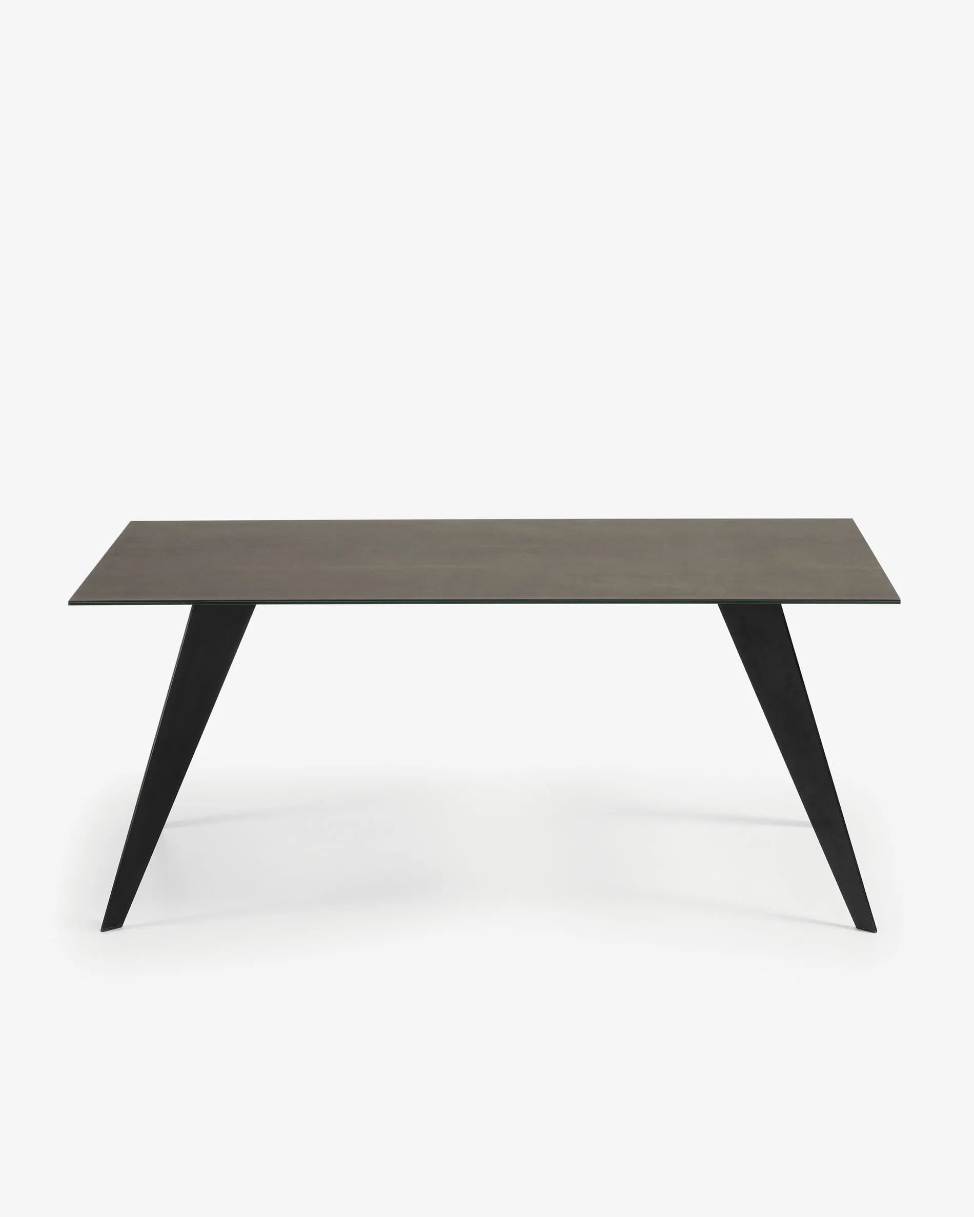 Eleganter Koda Tisch: Feinsteinzeug in Iron Moss, schwarze Stahlbeine, 180x100 cm. Modern, robust, ideal für gesellige Runden.