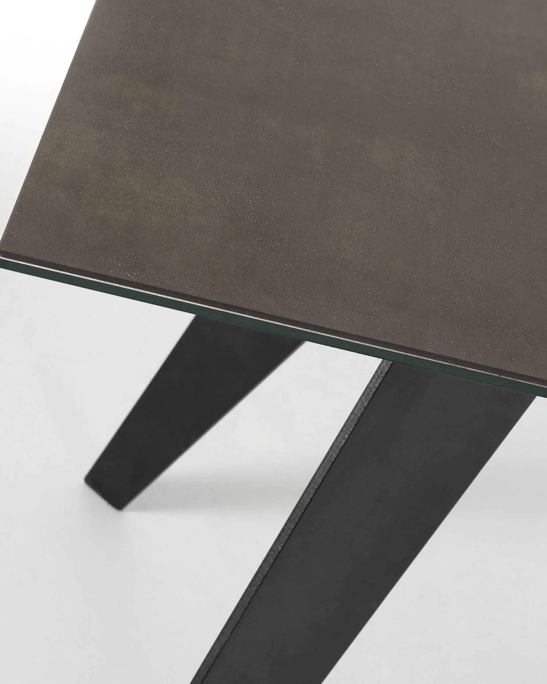 Eleganter Koda Tisch: Feinsteinzeug in Iron Moss, schwarze Stahlbeine, 180x100 cm. Modern, robust, ideal für gesellige Runden.