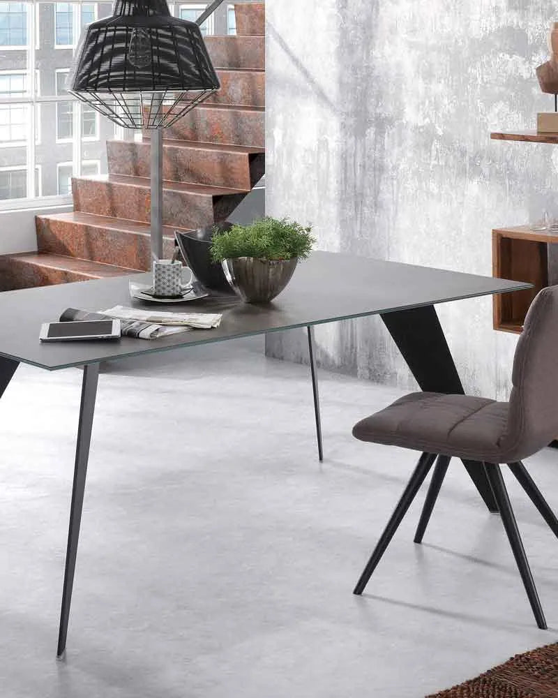 Eleganter Koda Tisch: Feinsteinzeug in Iron Moss, schwarze Stahlbeine, 180x100 cm. Modern, robust, ideal für gesellige Runden.