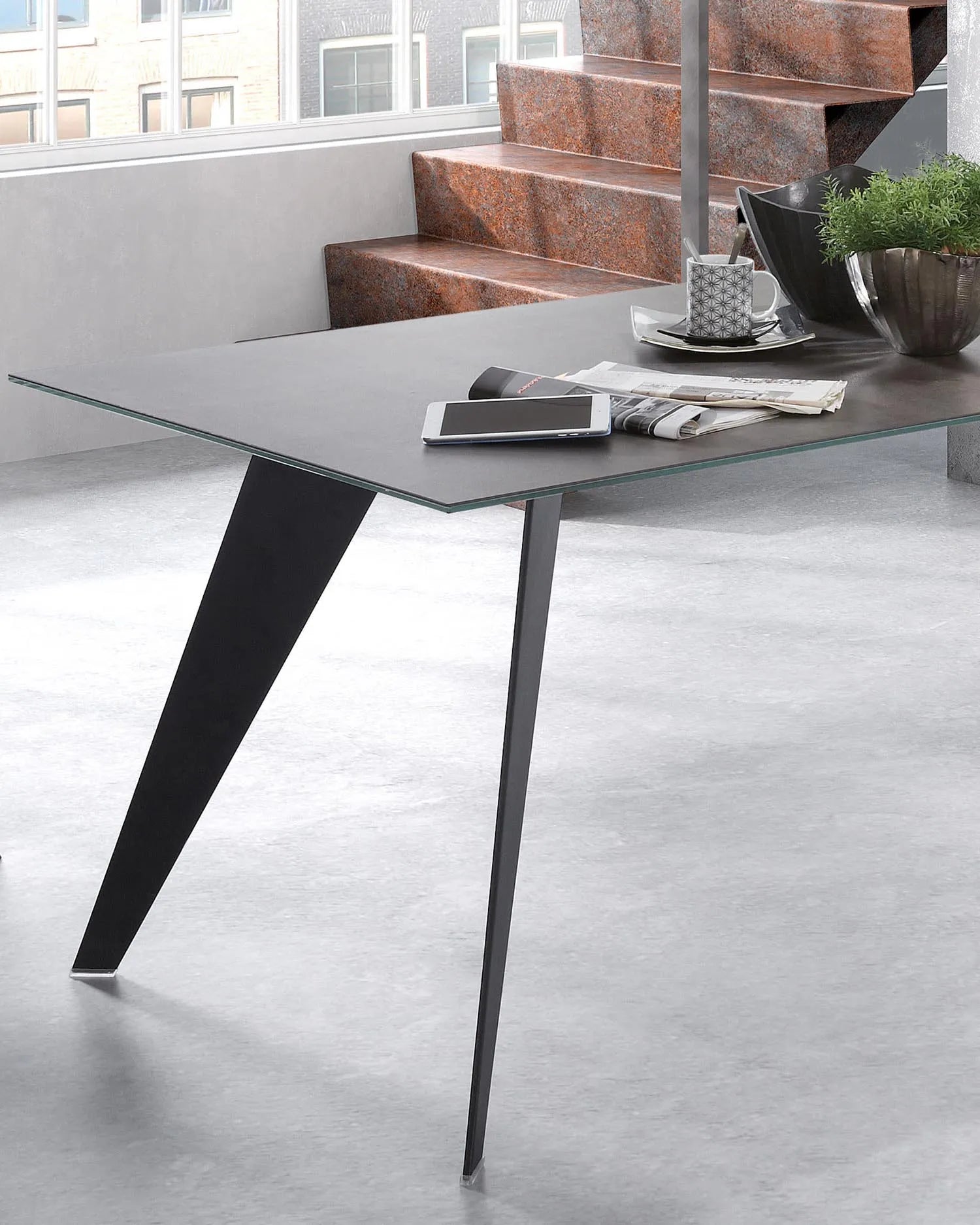 Eleganter Koda Tisch: Feinsteinzeug in Iron Moss, schwarze Stahlbeine, 180x100 cm. Modern, robust, ideal für gesellige Runden.