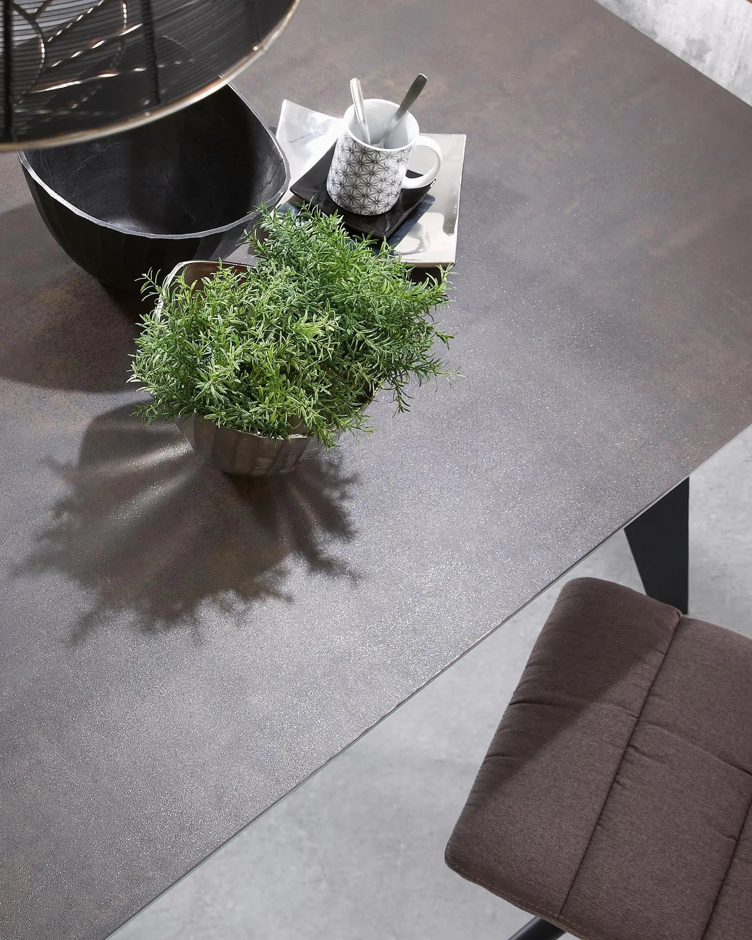 Eleganter Koda Tisch: Feinsteinzeug in Iron Moss, schwarze Stahlbeine, 180x100 cm. Modern, robust, ideal für gesellige Runden.