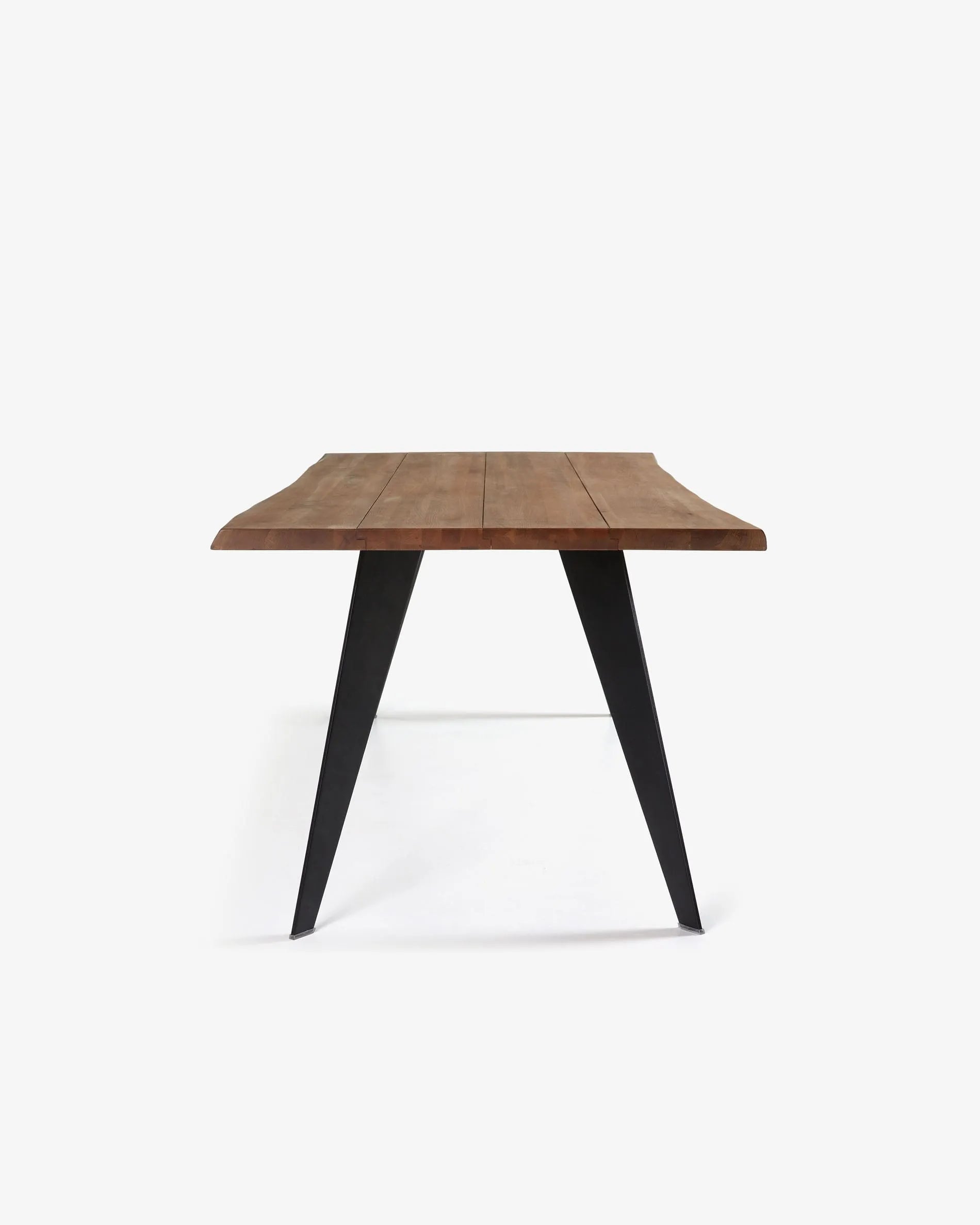 Eleganter Koda Tisch: Eichenfurnier mit Antikfinish, schwarze Stahlbeine, 180x100 cm. Stilvoller Mittelpunkt für Ihr Esszimmer.