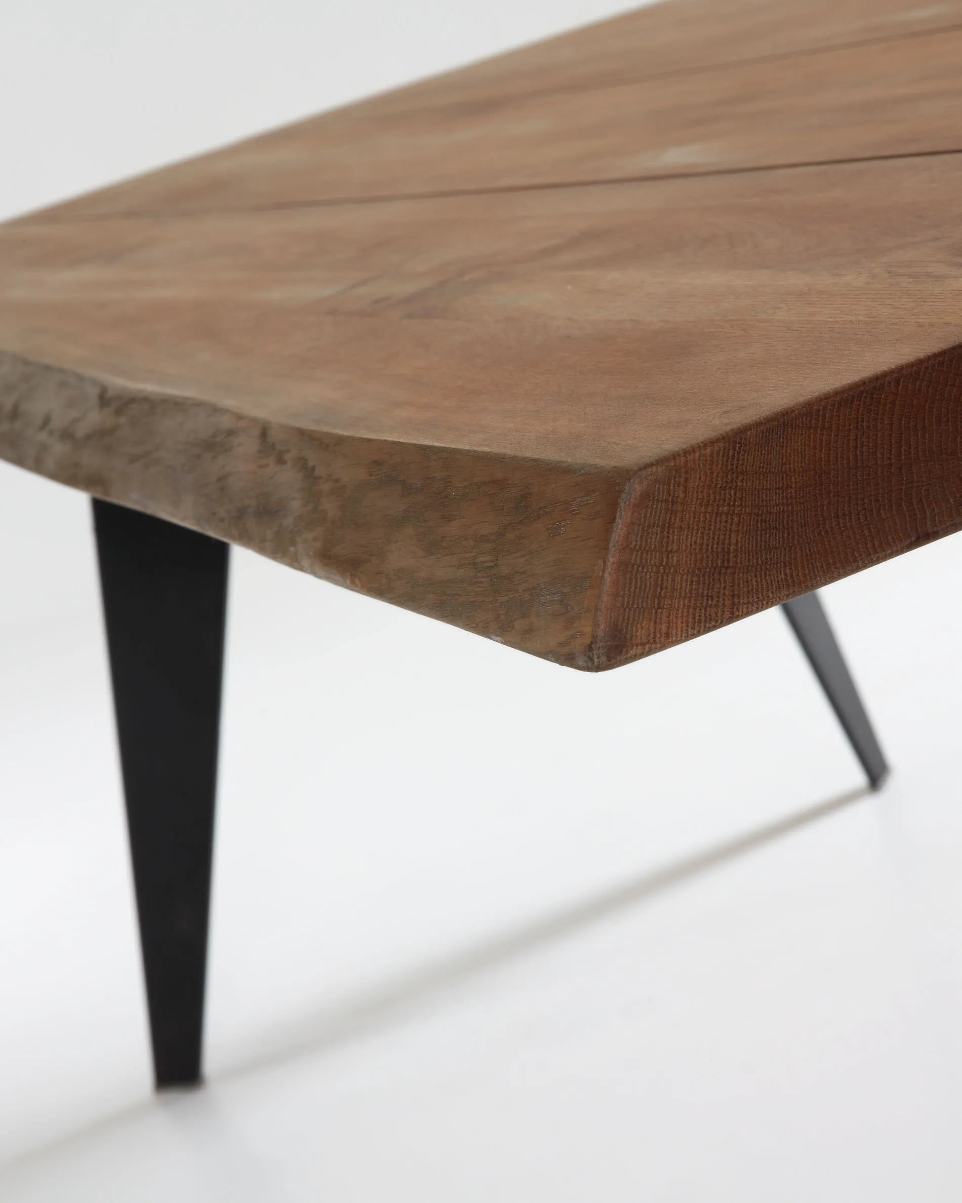 Eleganter Koda Tisch: Eichenfurnier mit Antikfinish, schwarze Stahlbeine, 180x100 cm. Stilvoller Mittelpunkt für Ihr Esszimmer.