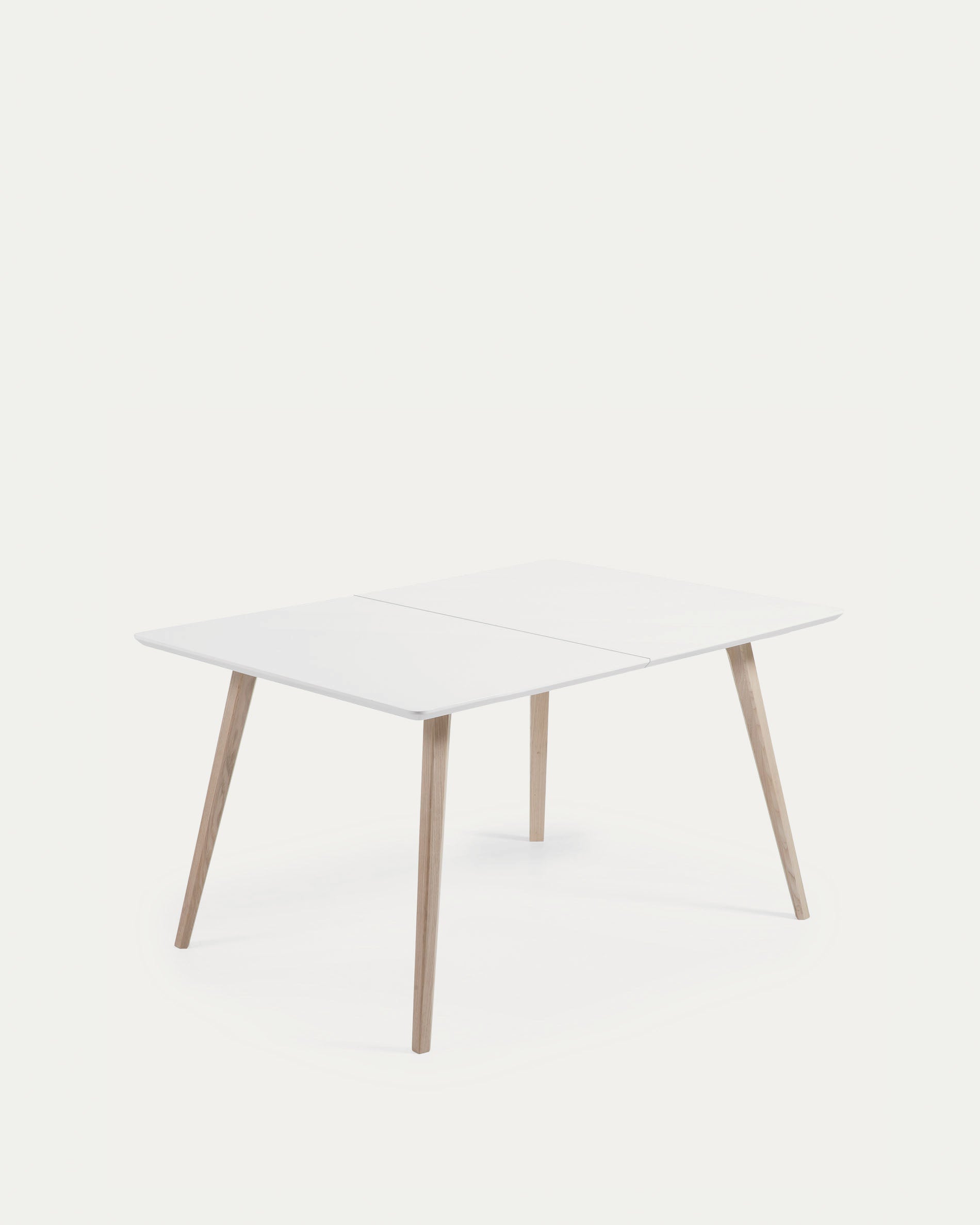 Eleganter, ausziehbarer Tisch von Kave Home: Matt weisse Platte, Eschenholzfüsse, erweiterbar von 140 auf 220 cm. Ideal für moderne Esszimmer.