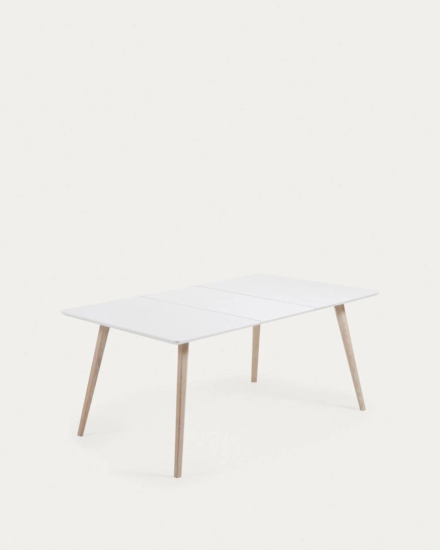 Eleganter Esstisch mit ausziehbarer Funktion, weißen Eschenholzbeinen und flexiblem Design für gesellige Anlässe.