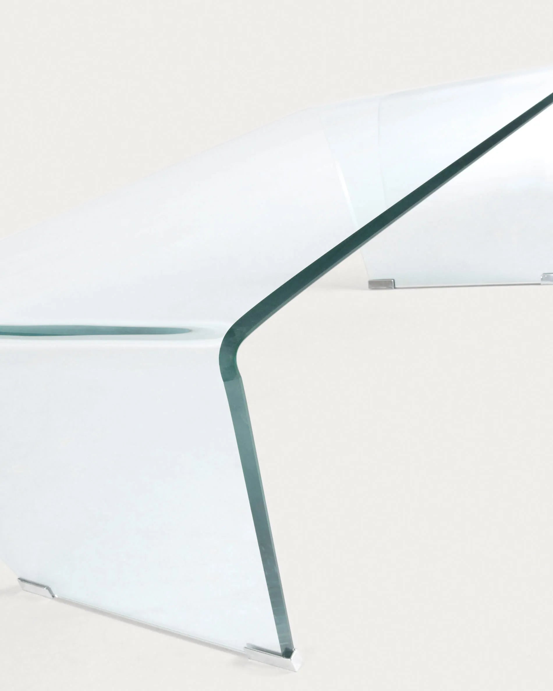 Der Burano Couchtisch: Eleganz in Glas, minimalistisch und zeitlos, ideal für stilvolle, lichtdurchflutete Räume.