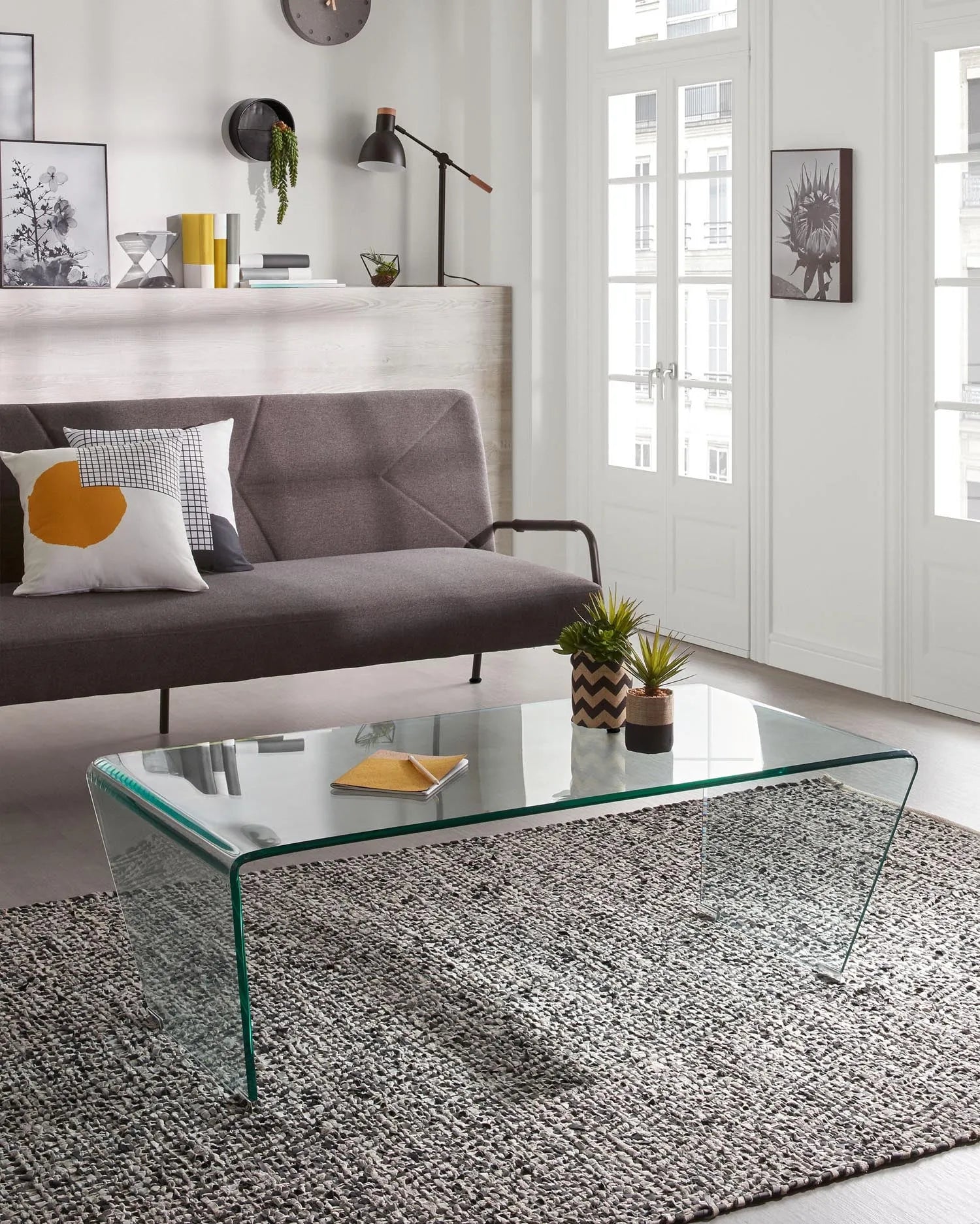 Der Burano Couchtisch: Eleganz in Glas, minimalistisch und zeitlos, ideal für stilvolle, lichtdurchflutete Räume.