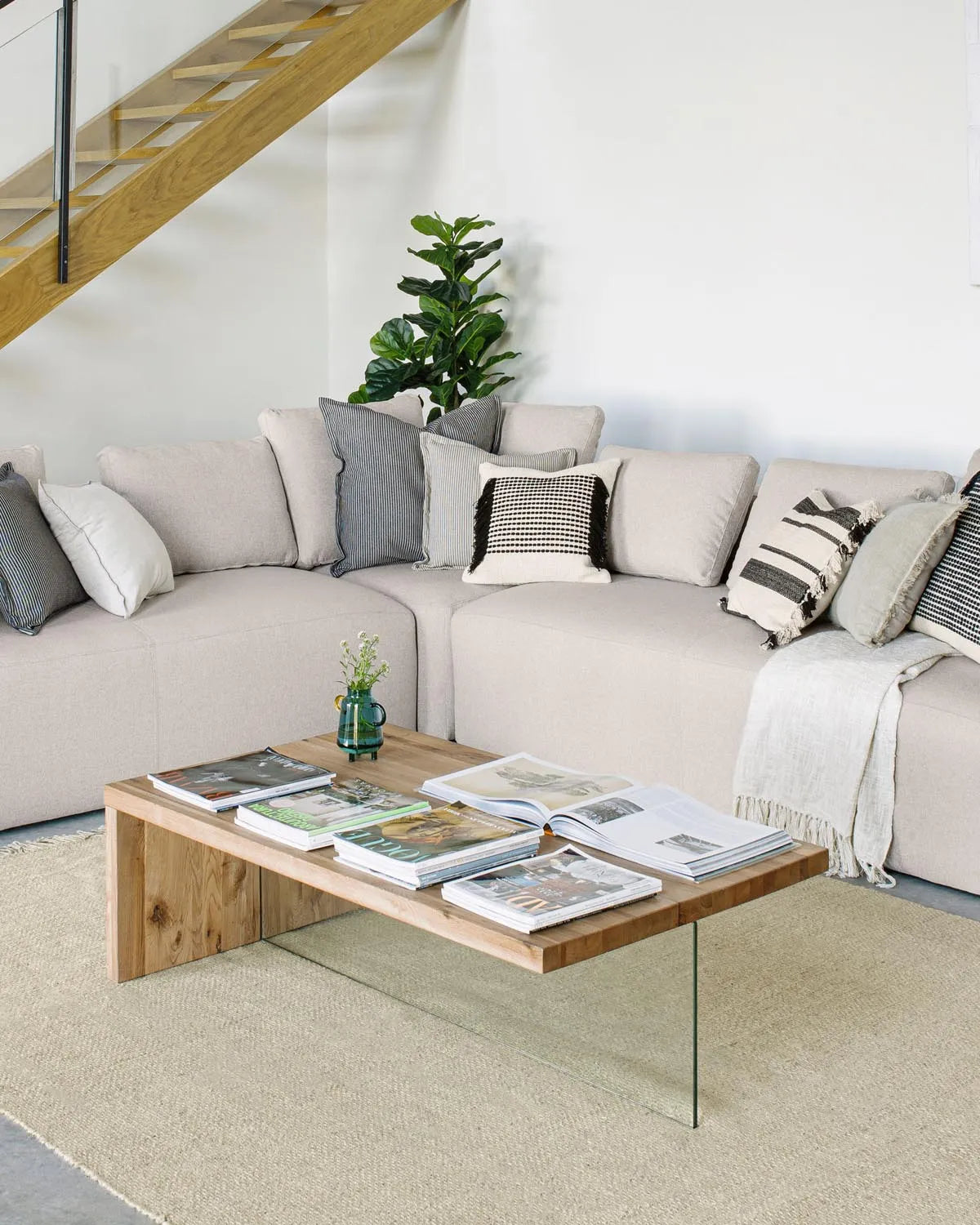 Moderner Tulsi Couchtisch: Eiche & Glas, 120x70 cm von Kave Home.