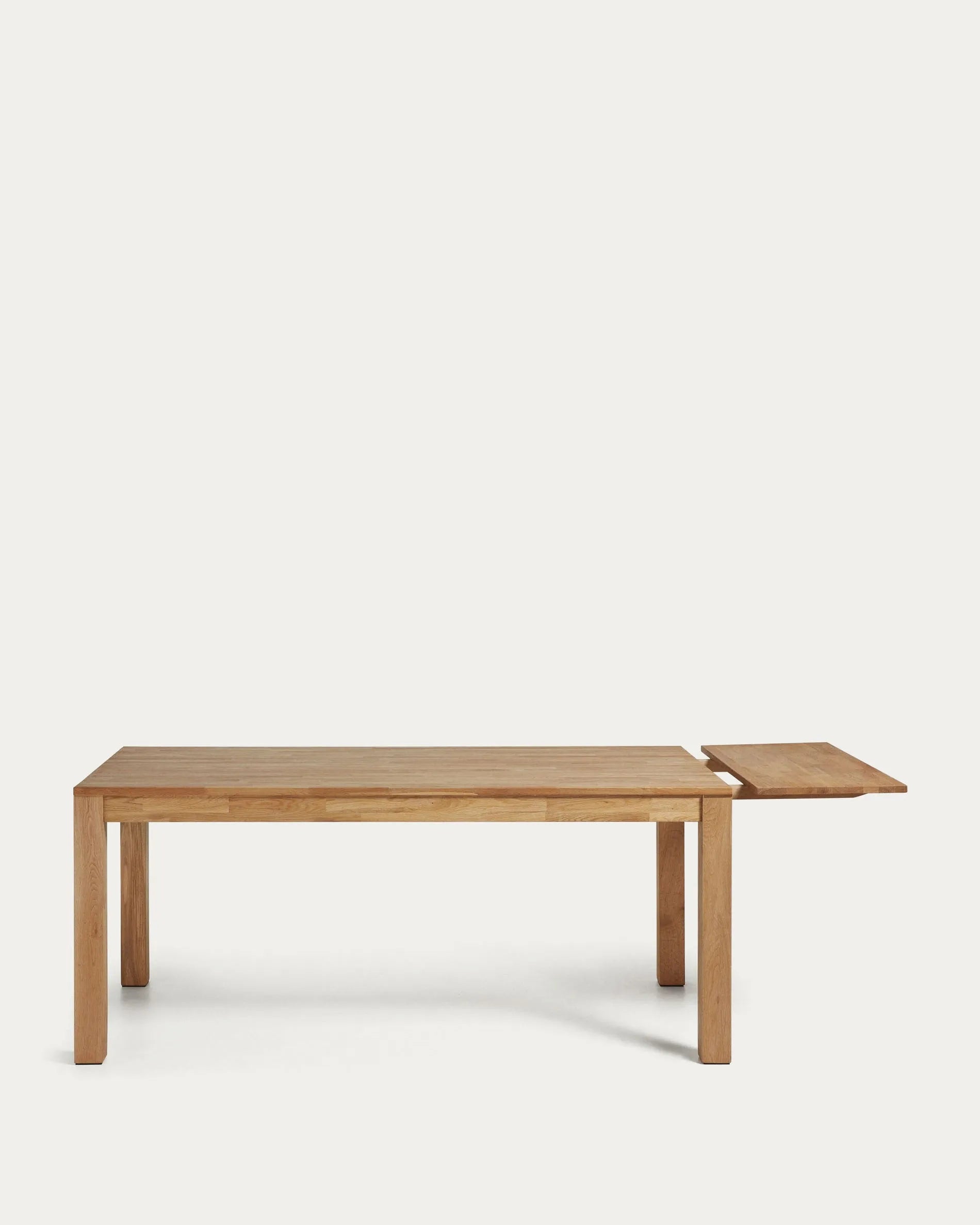 Der Isbel Tisch aus massivem Eichenholz bietet Flexibilität und Eleganz, ideal für gesellige Runden.