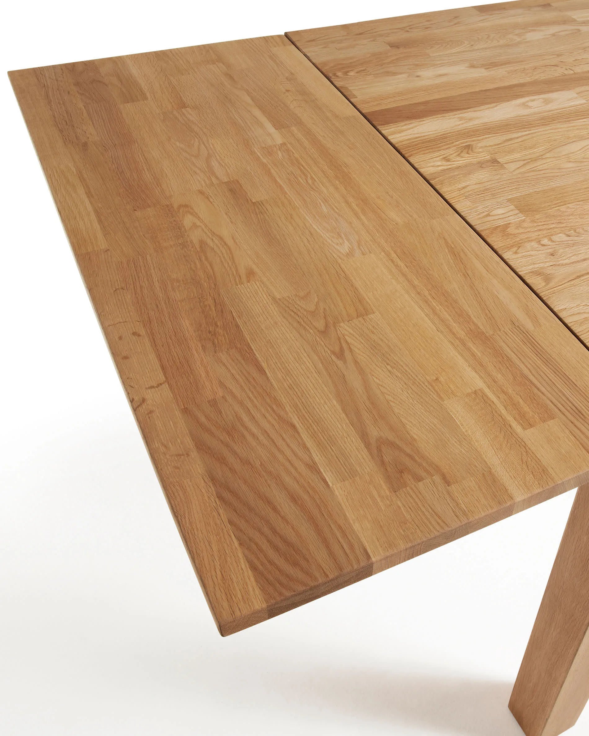 Der Isbel Tisch aus massivem Eichenholz bietet Flexibilität und Eleganz, ideal für gesellige Runden.