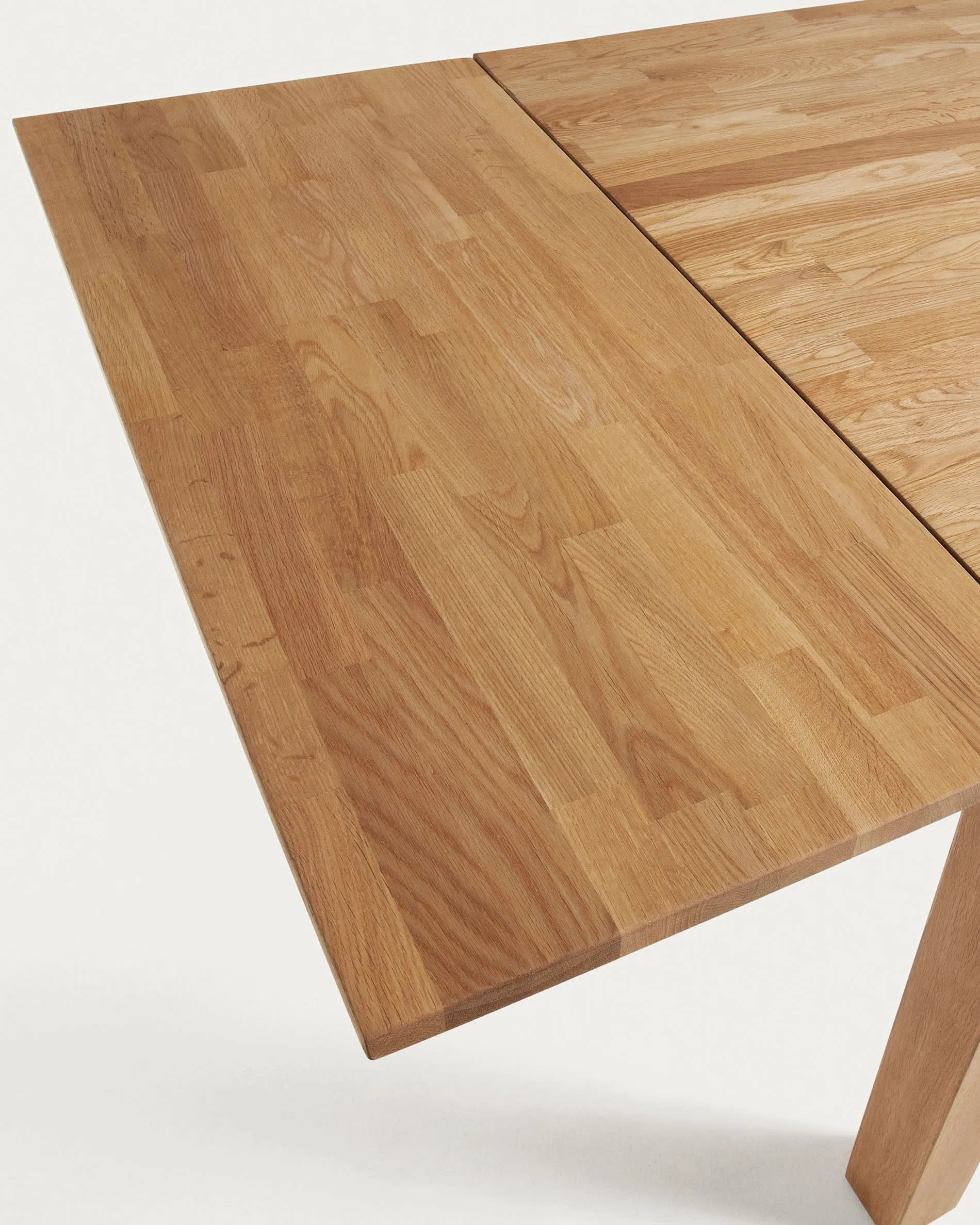 Eleganter, ausziehbarer Tisch aus massivem Eichenholz, ideal für gesellige Runden und stilvolle Mahlzeiten.