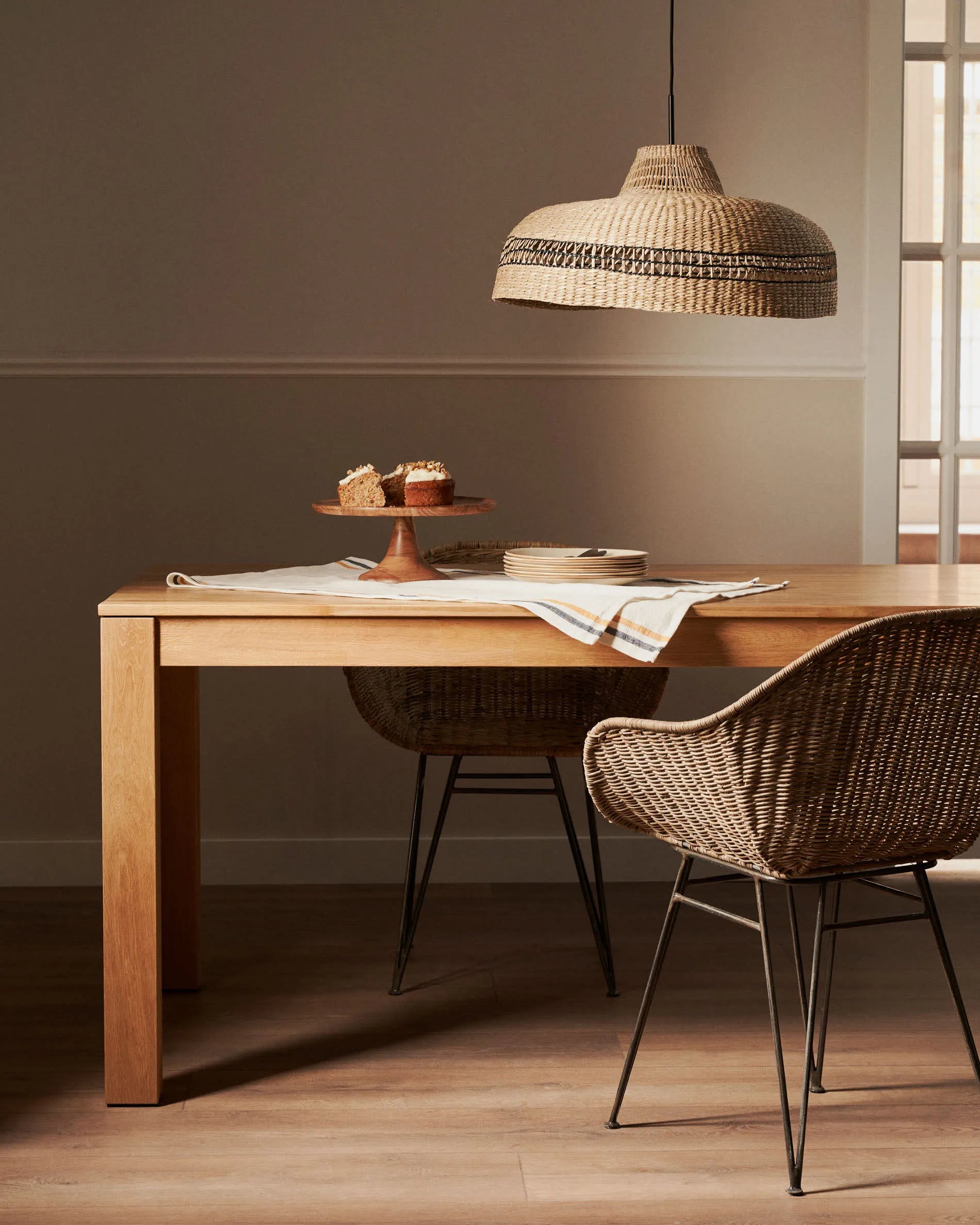 Eleganter, ausziehbarer Tisch aus massivem Eichenholz, ideal für gesellige Runden und stilvolle Mahlzeiten.
