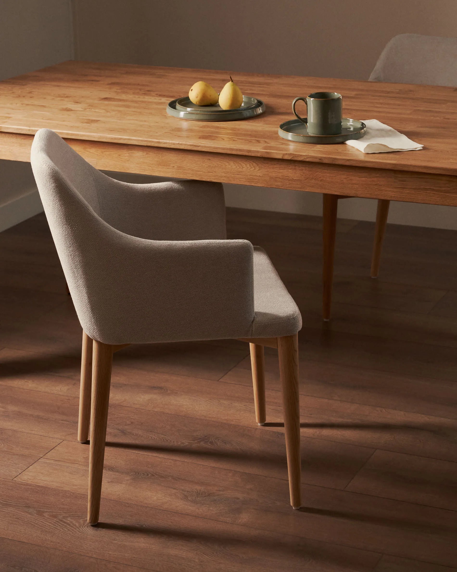 Eleganter, ausziehbarer Tisch aus massivem Eichenholz, ideal für gesellige Runden und stilvolle Mahlzeiten.