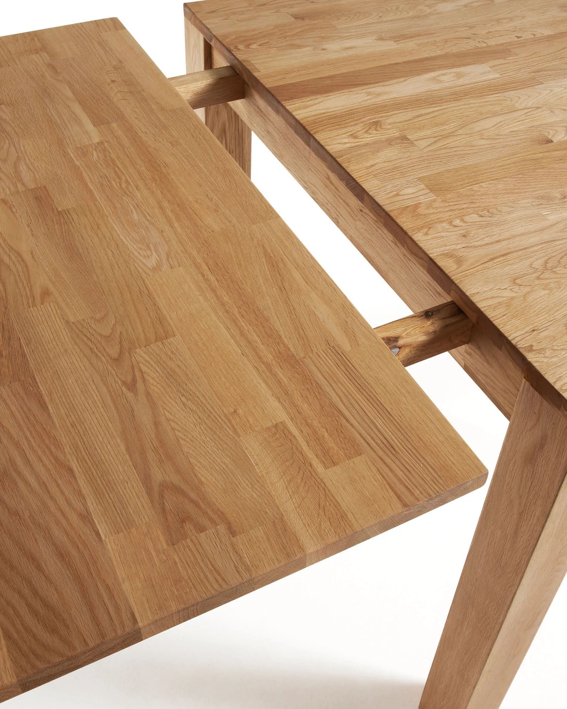 Eleganter, ausziehbarer Tisch aus massivem Eichenholz, ideal für stilvolle und flexible Essbereiche.
