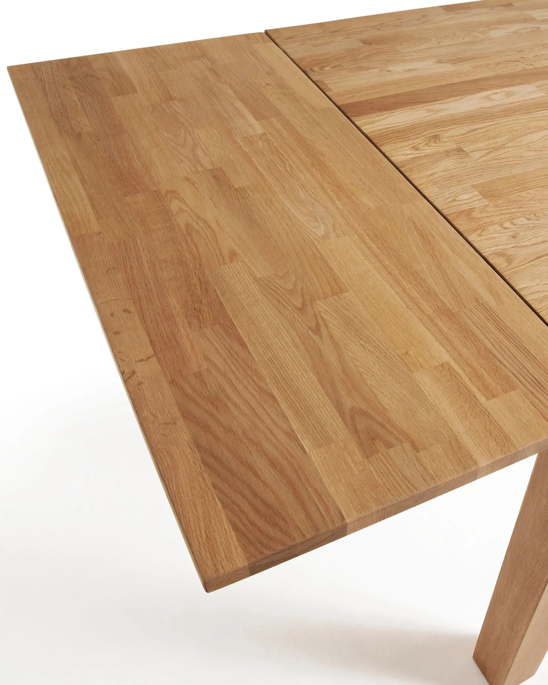 Isbel ausziehbarer Esstisch aus massiver Eiche, 180-260 cm, modernes Design, ideal für elegante und praktische Wohnräume.