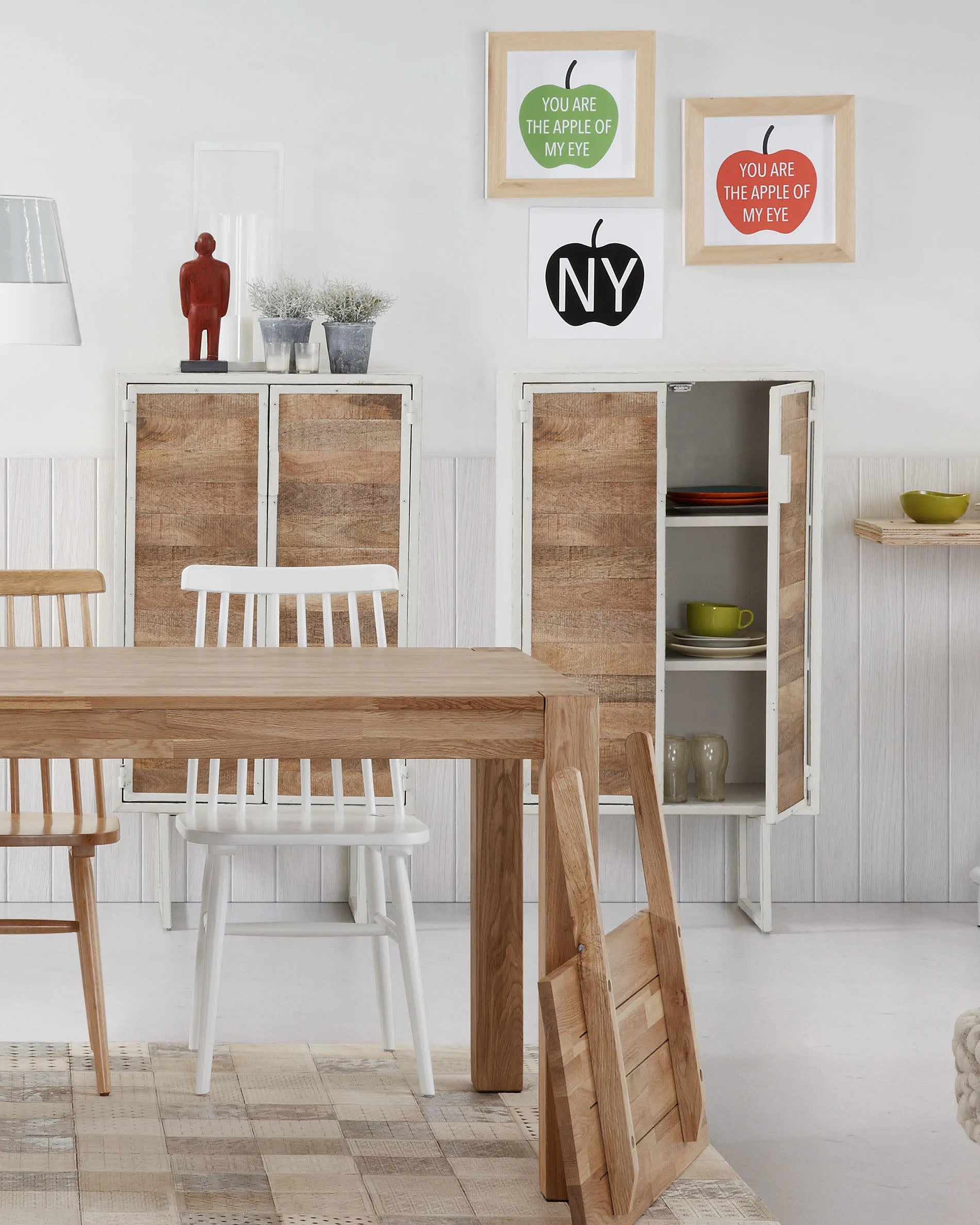Eleganter, ausziehbarer Tisch aus massivem Eichenholz, ideal für stilvolle und flexible Essbereiche.
