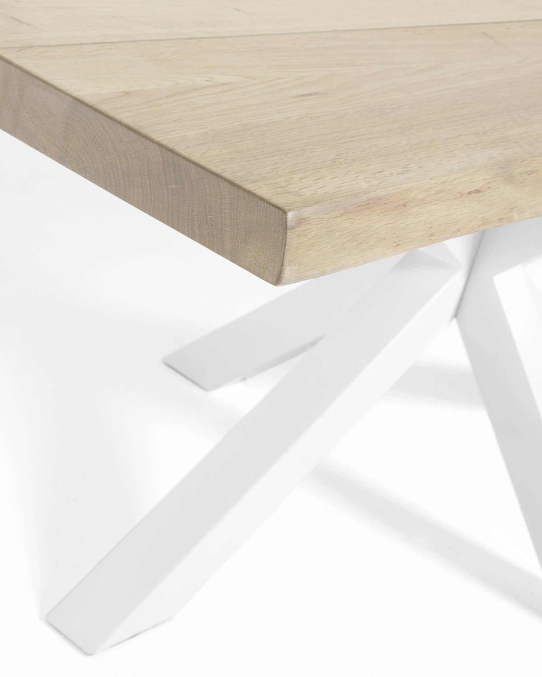 Eleganter Argo Tisch: Eichenfurnier, gebleicht, mit weißen Stahlbeinen. Perfekt für stilvolle Zusammenkünfte.