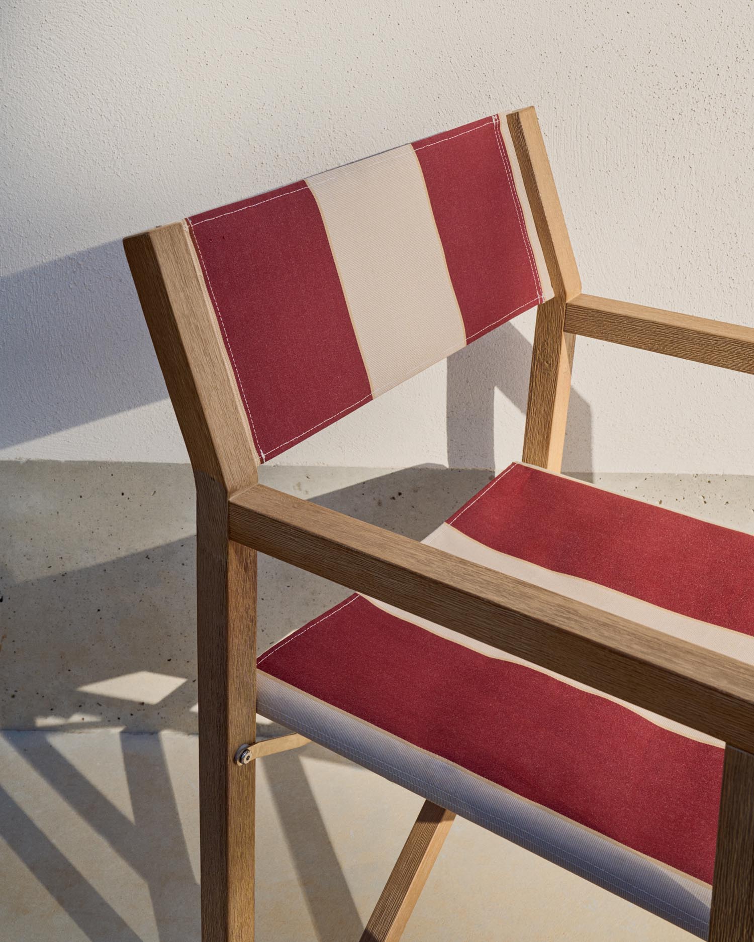 Weinrot-beige gestreifter Outdoor-Klappstuhl Vilara aus massivem Akazienholz, FSC 100% in  präsentiert im Onlineshop von KAQTU Design AG. Gartenstuhl ist von Kave Home