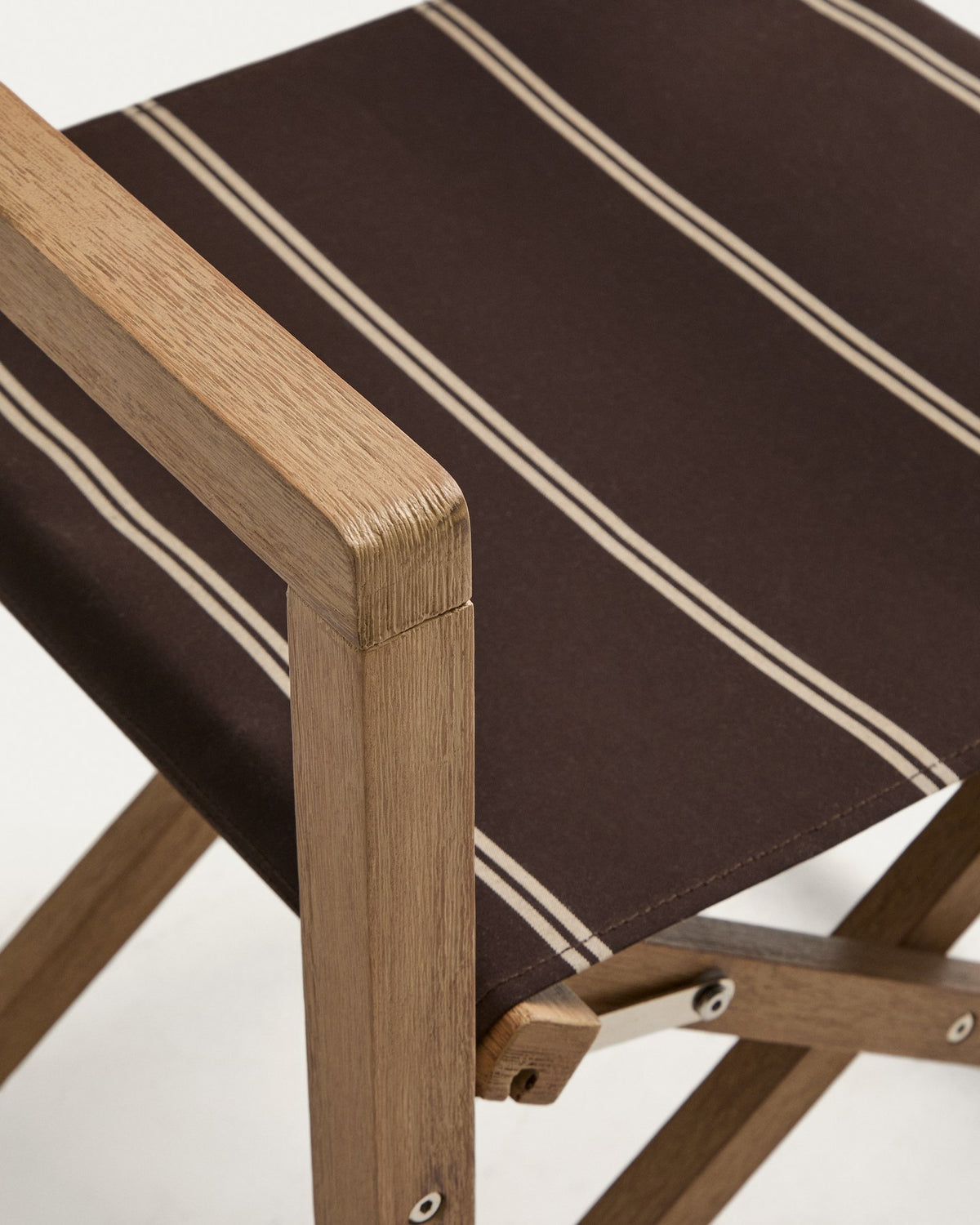 Braun-beige gestreifter Klappstuhl Vilara mit Armlehnen aus massivem Akazienholz, gebürstetes Holzgestell und Stoffsitzfläche.