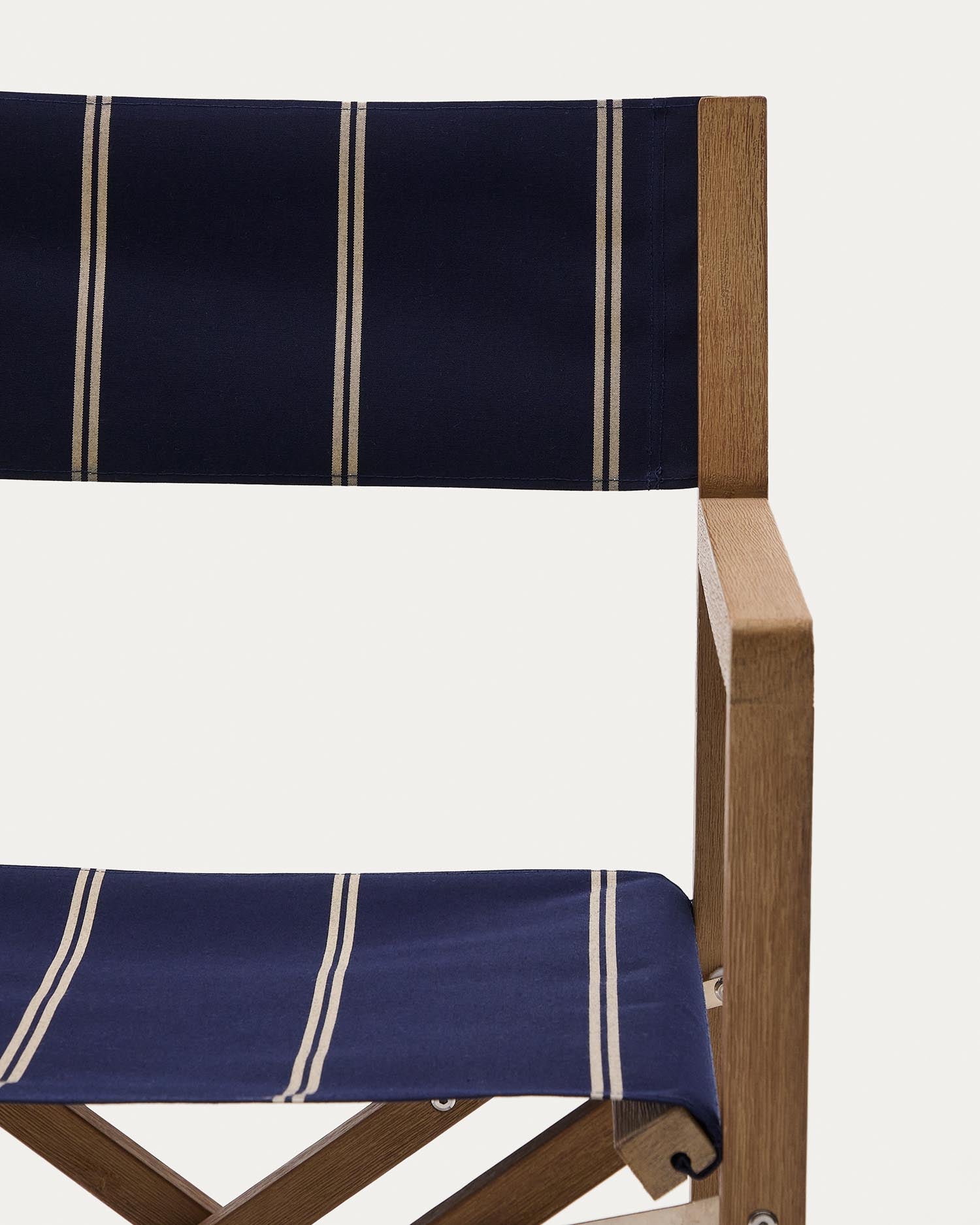 Blau-beige gestreifter Outdoor-Klappstuhl Vilara aus massivem Akazienholz, FSC™ 100% in Dunkelblau präsentiert im Onlineshop von KAQTU Design AG. Gartenstuhl ist von Kave Home