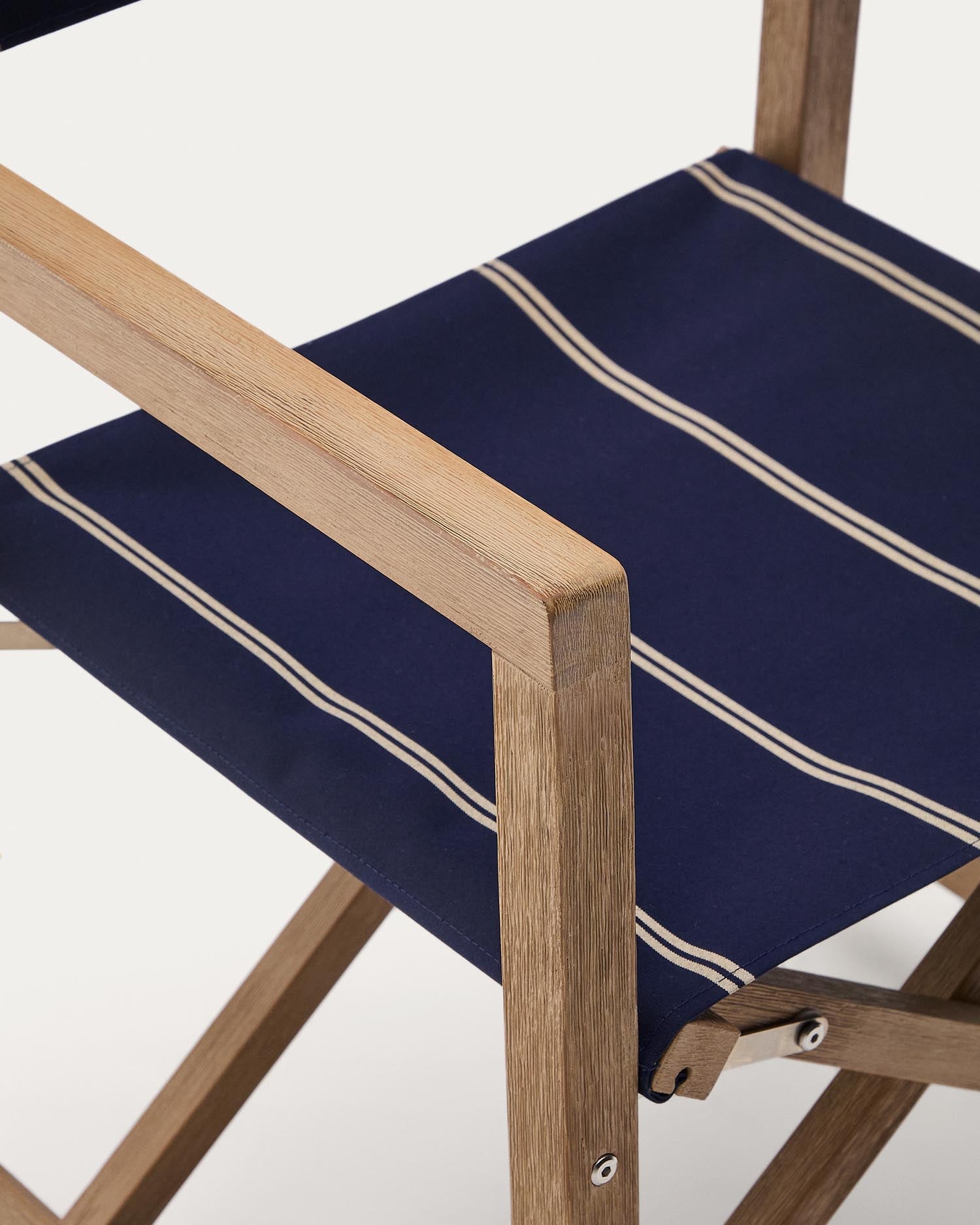 Blau-beige gestreifter Outdoor-Klappstuhl Vilara aus massivem Akazienholz, FSC™ 100% in Dunkelblau präsentiert im Onlineshop von KAQTU Design AG. Gartenstuhl ist von Kave Home