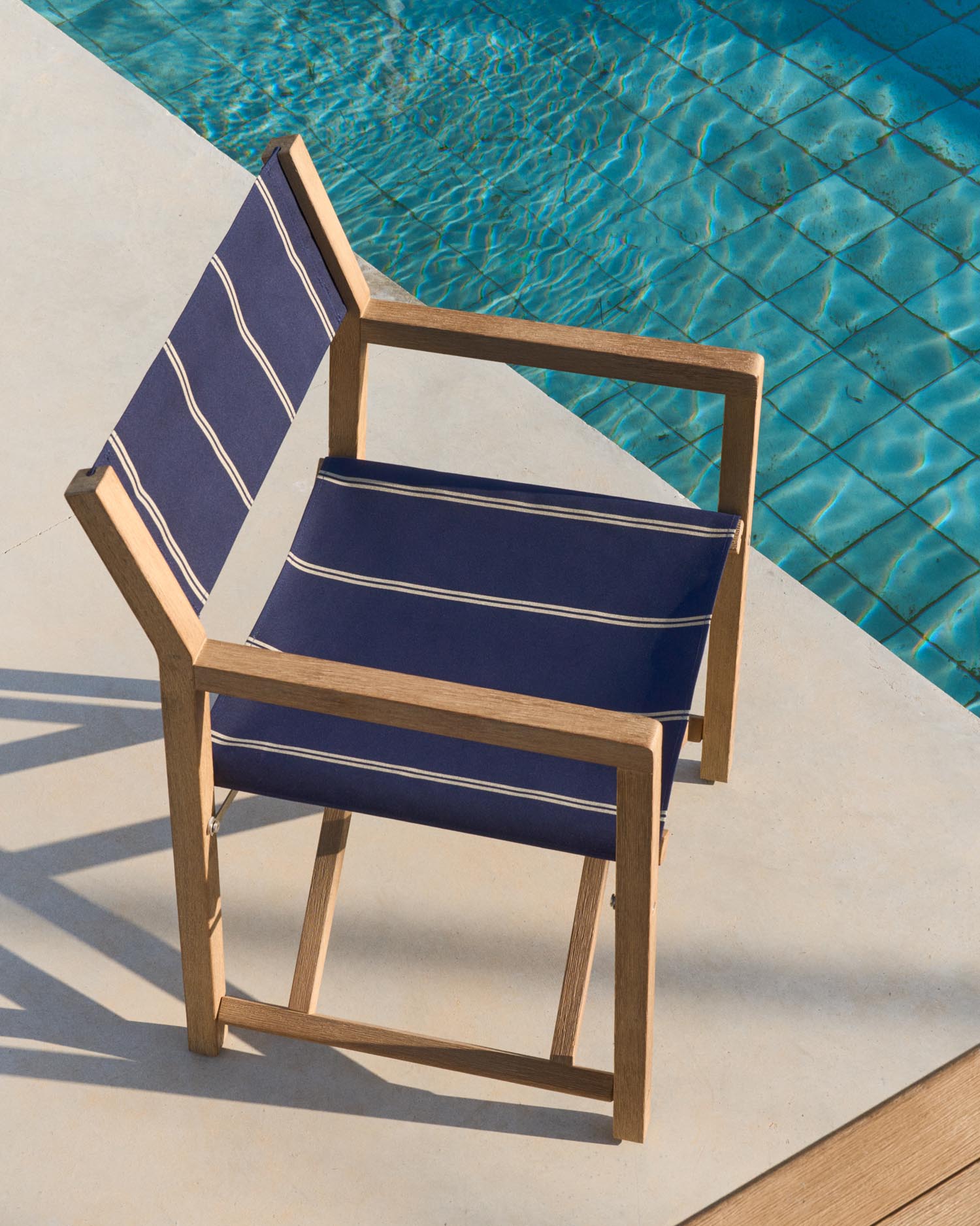 Blau-beige gestreifter Outdoor-Klappstuhl Vilara aus massivem Akazienholz, FSC™ 100%