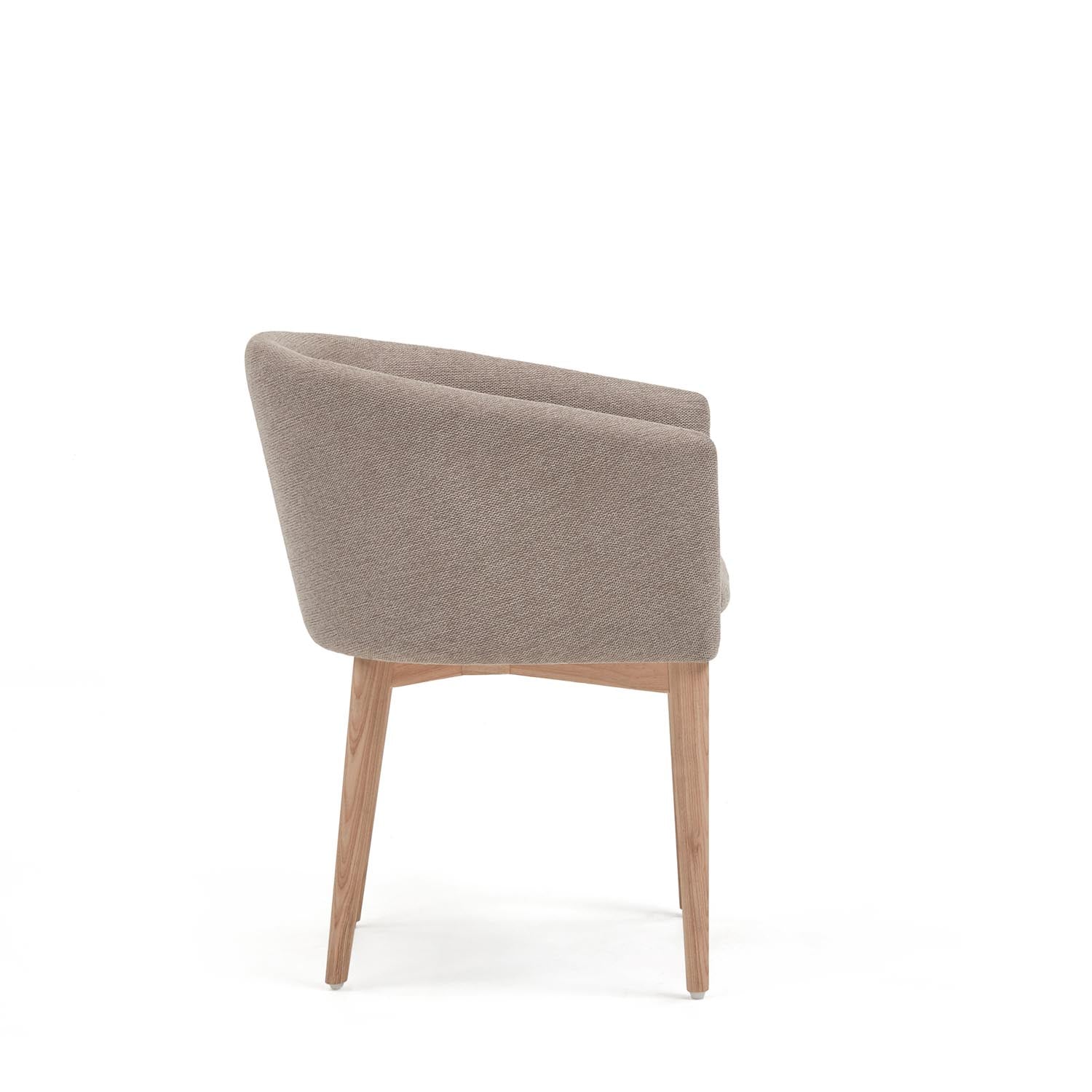 Harlan Stuhl: Komfort in brauner Chenille, Eschenholzbeine von Kave Home.