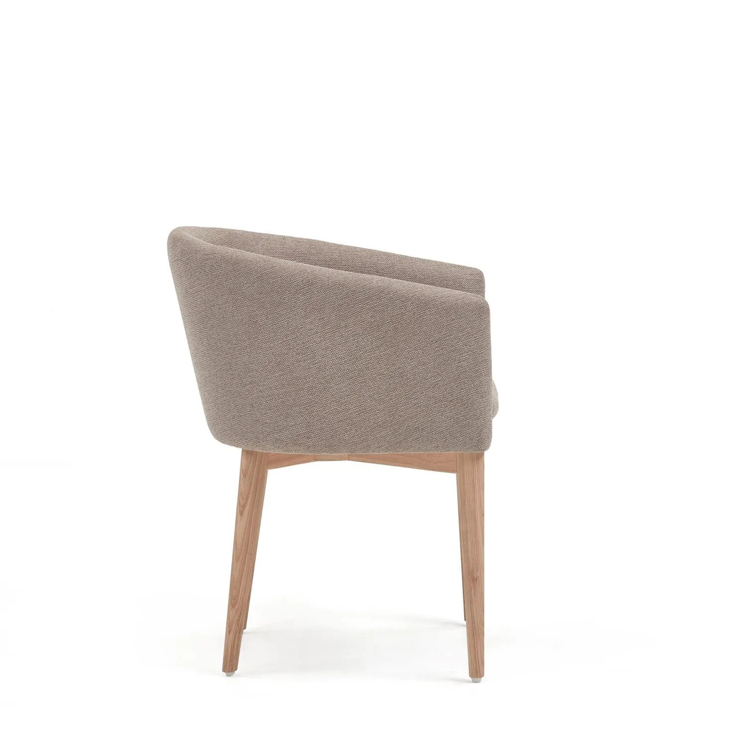 Harlan Stuhl: Komfort in brauner Chenille, Eschenholzbeine von Kave Home.