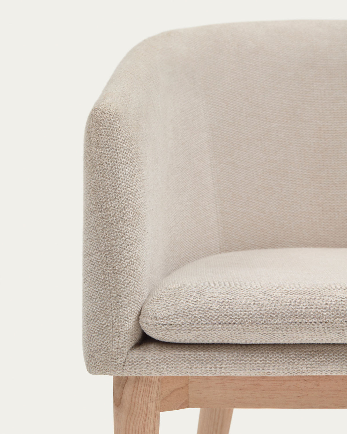 Harlan Stuhl aus beiger Chenille mit Beinen aus massiver Esche in Beige, Natur präsentiert im Onlineshop von KAQTU Design AG. Stuhl mit Armlehne ist von Kave Home