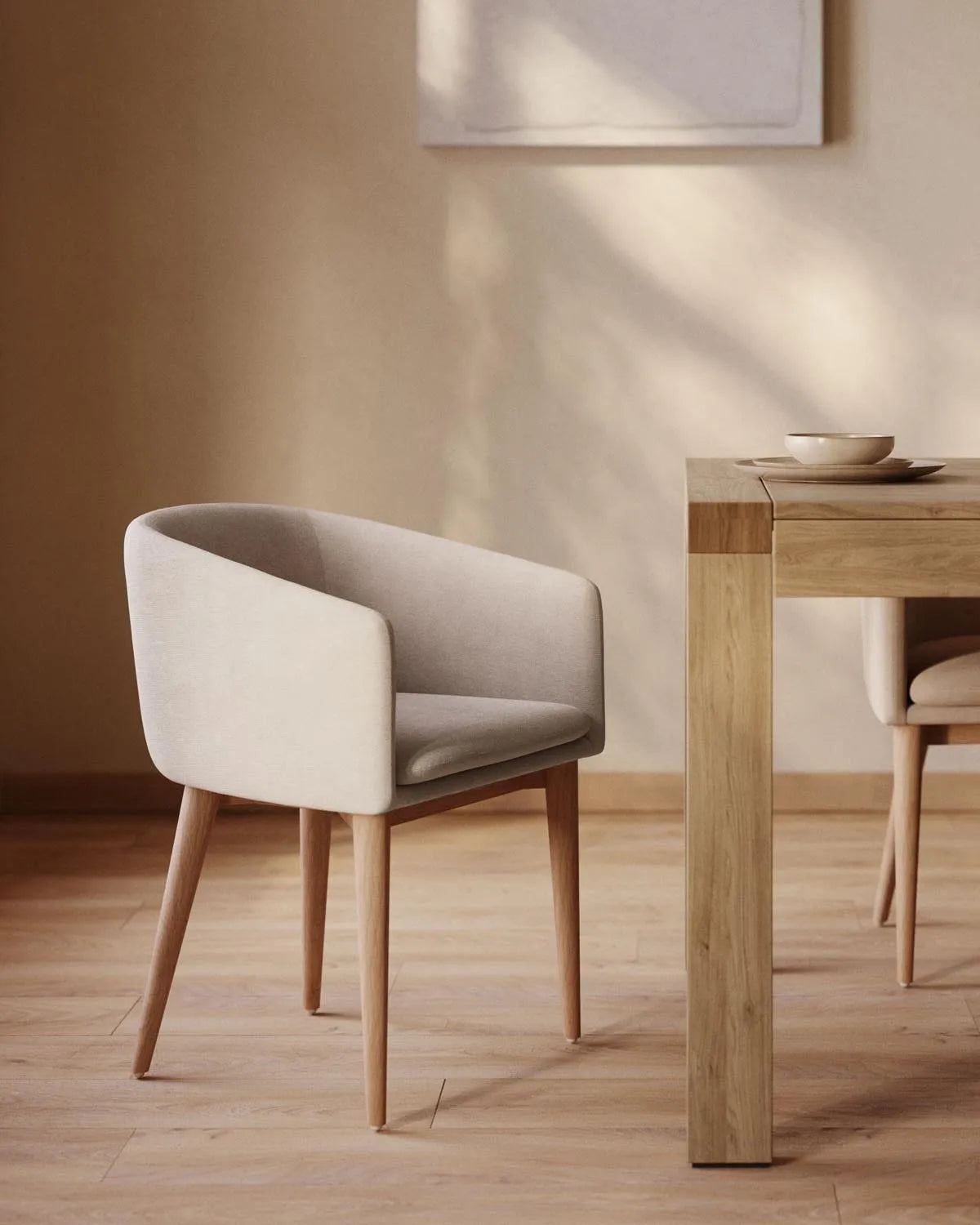 Eleganter Harlan Stuhl: Beige Chenille & Eschenholz von Kave Home.